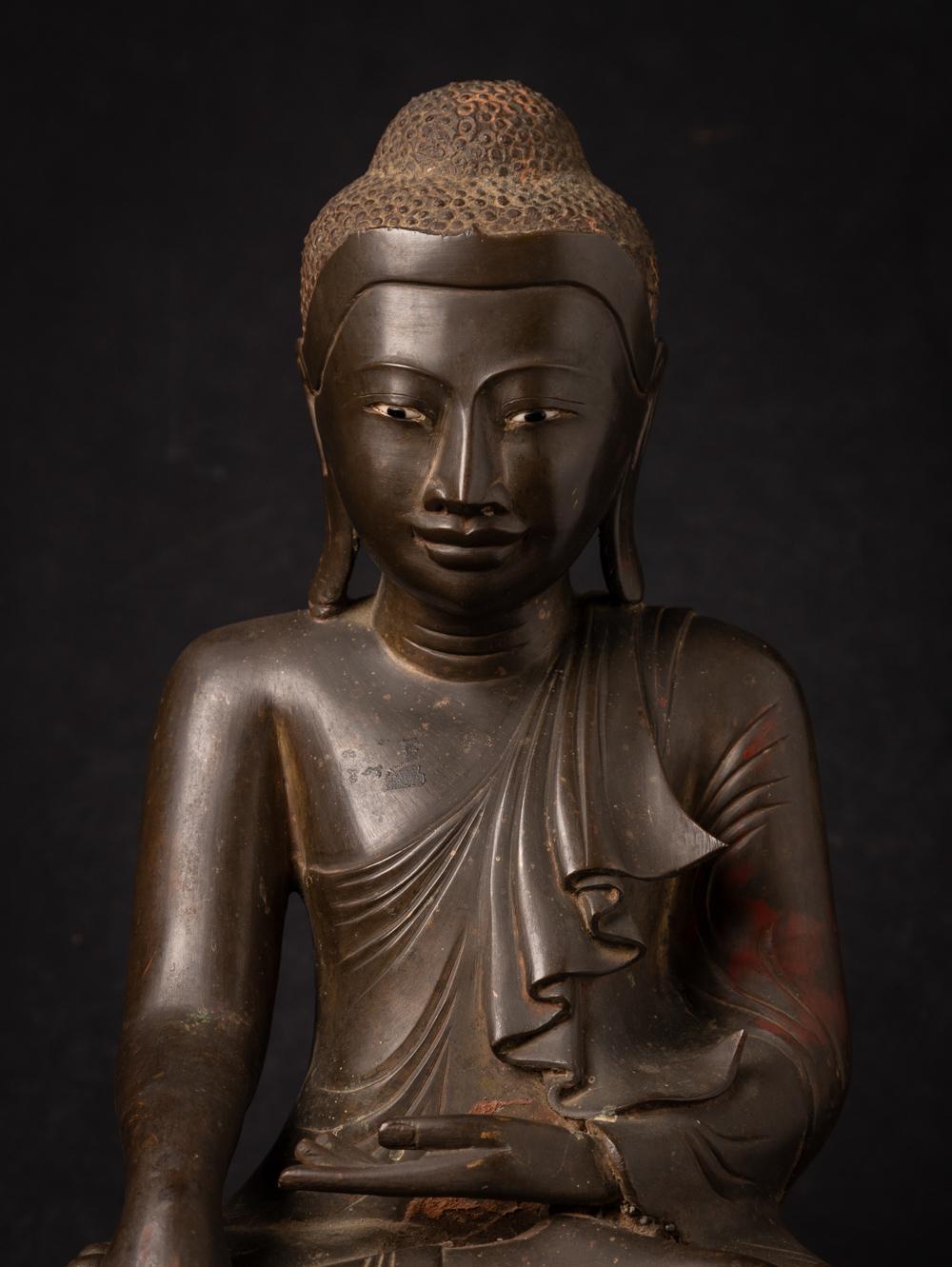 This antique bronze Buddha statue is a truly unique and special collectible piece. Standing at 44 cm high, 34 cm wide, and 24.8 cm deep, it is made of bronze and it is in Mandalay style, depicting the Bhumisparsha mudra. This statue is believed to
