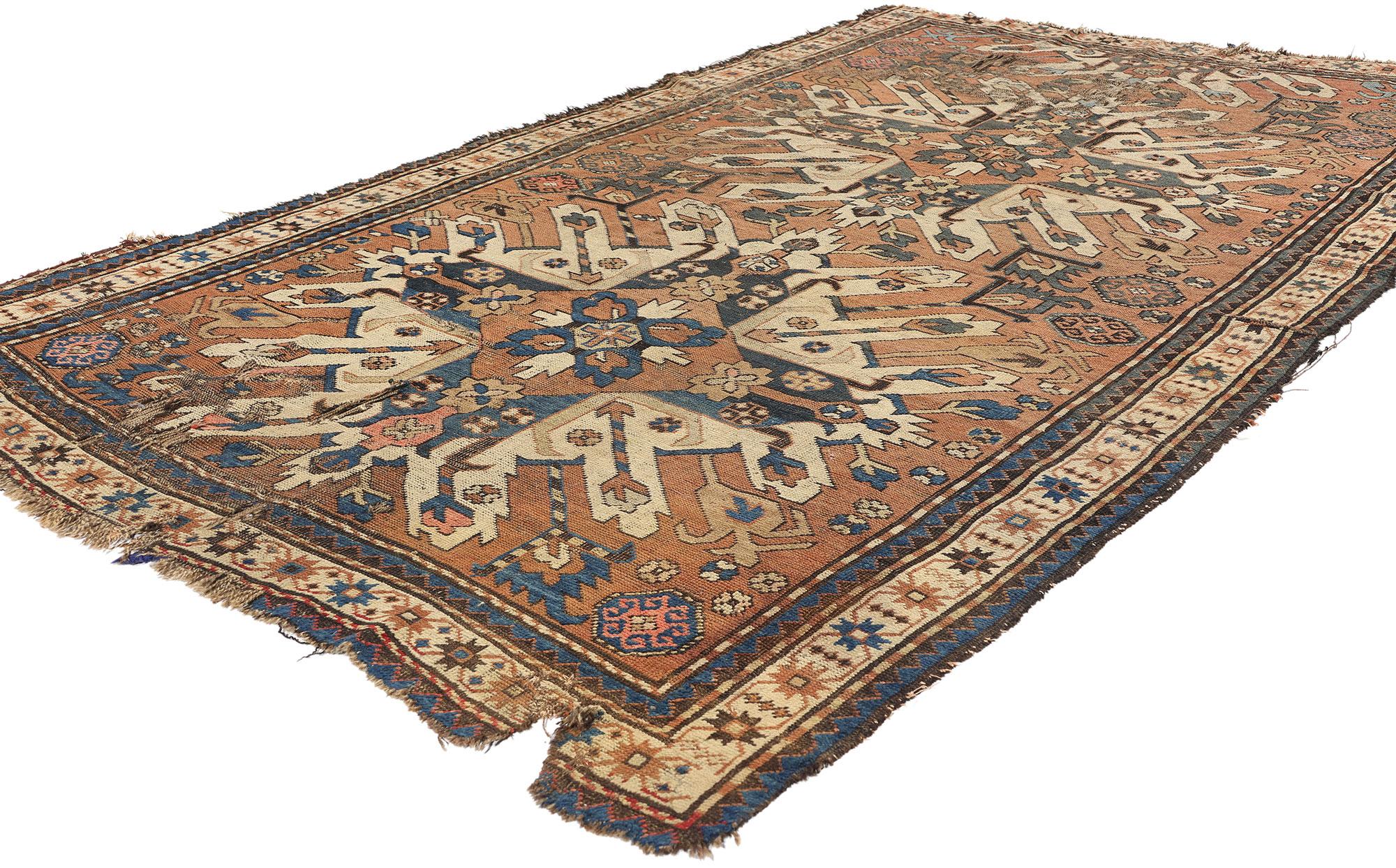 78779 Fin du 19e siècle, ancien tapis caucasien Chelaberd Karabagh, 04'10 x 08'04. Dans le royaume mystique du Caucase, où les chuchotements des contes anciens flottent dans la brise des montagnes, il existe un trésor tissé de rêves et d'héritage :