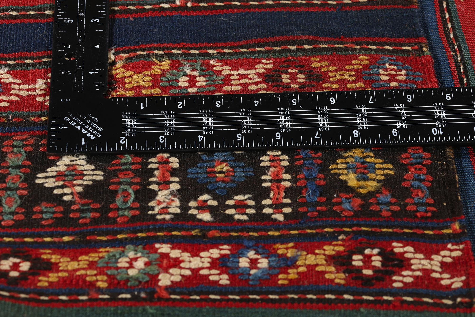 Antiker kaukasischer Shahsavan- Flachgewebeteppich aus dem späten 19. Jahrhundert im Zustand „Starke Gebrauchsspuren“ im Angebot in Dallas, TX