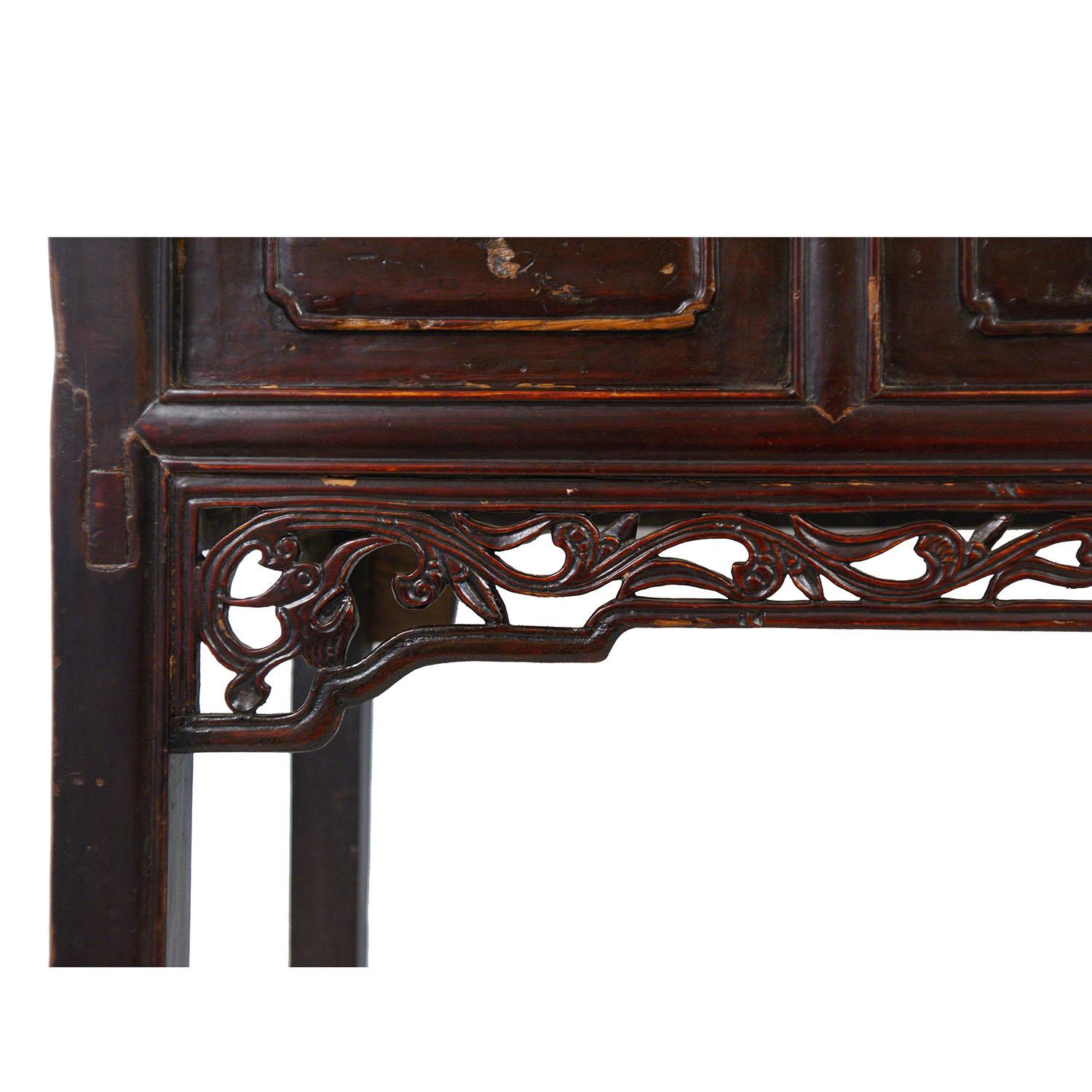 Table d'appoint chinoise ancienne à 2 tiroirs sculptée de la fin du XIXe siècle en vente 1