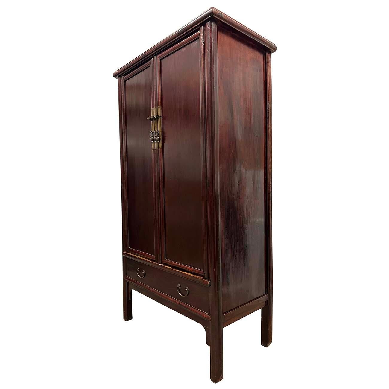 Este precioso Armario/Recogedor chino antiguo tallado de esquina redonda tiene grandes herrajes de cobre en las puertas delanteras con bellos trabajos de tallado en ellas. Los dos lados y el reverso están acabados. Este armario se fabricó hacia 1890