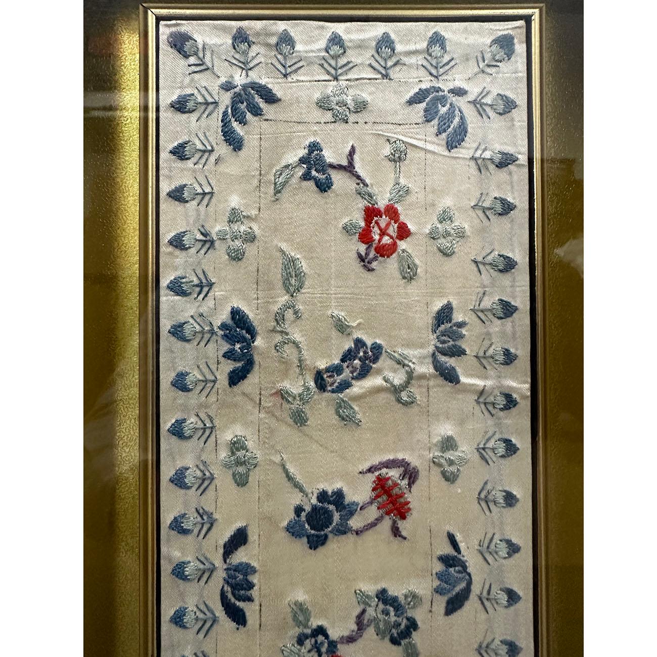 Antike chinesische gerahmte Seidenstickerei-Tafel mit Rahmen aus dem späten 19. Jahrhundert (Chinesisch) im Angebot