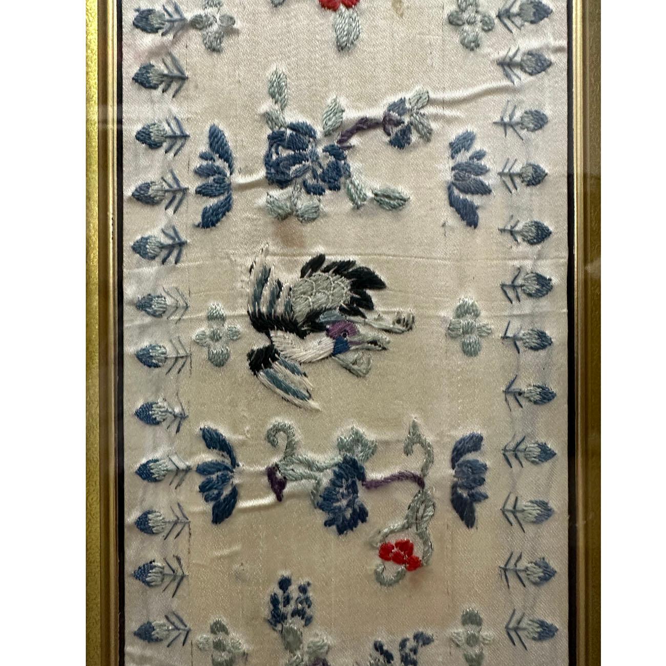 Antike chinesische gerahmte Seidenstickerei-Tafel mit Rahmen aus dem späten 19. Jahrhundert (Bestickt) im Angebot