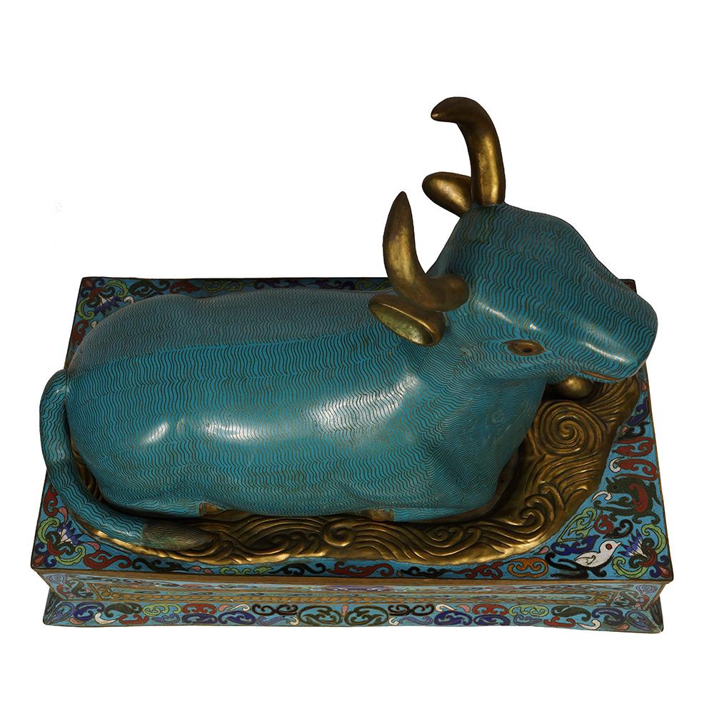 Cloisonné Grande statue de taureau royal chinoise en cloisonné plaqué or de la fin du XIXe siècle en vente