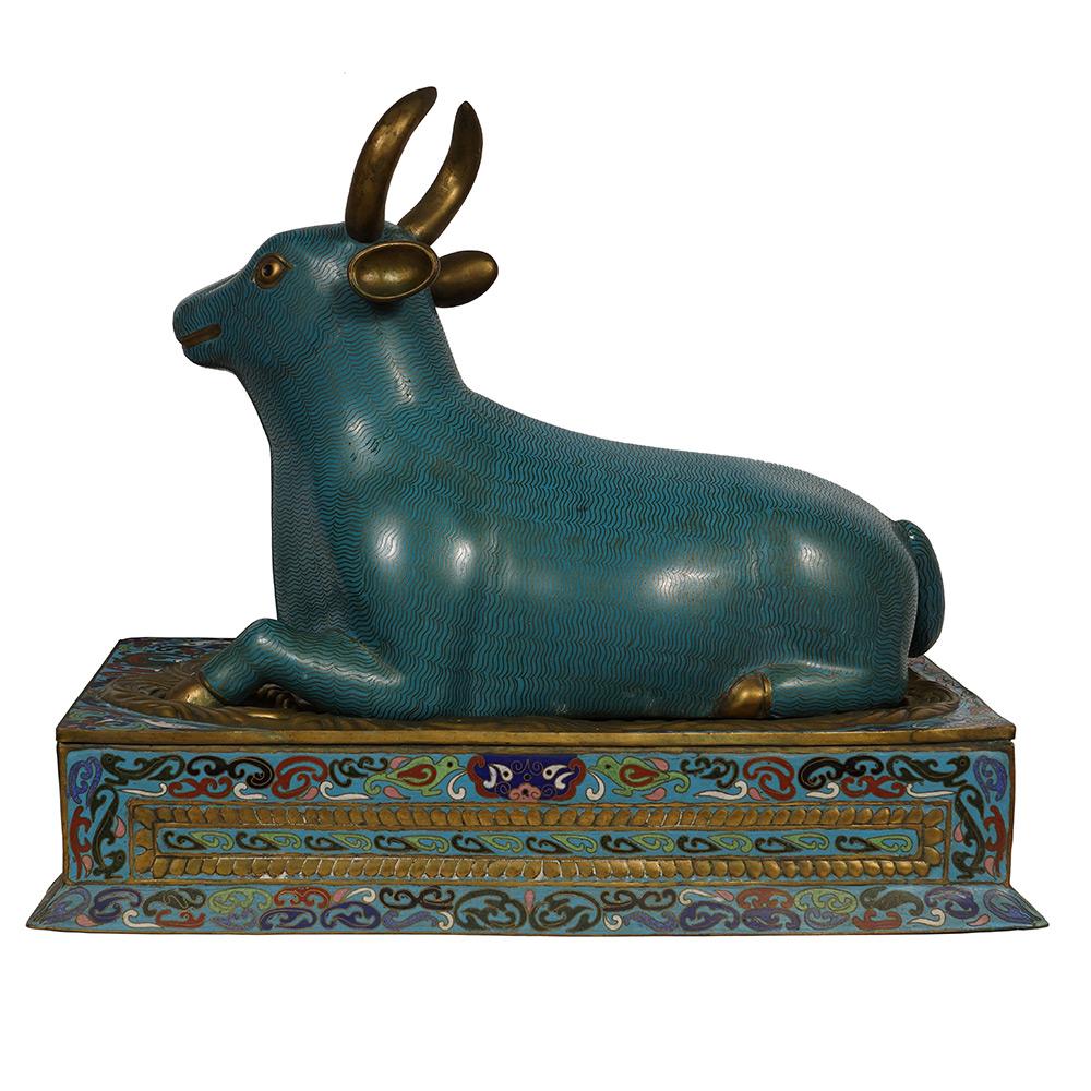 Late 19th Century Antique Chinese Large Royal Gold Plated Cloisonne Bull Statue For Sale 3