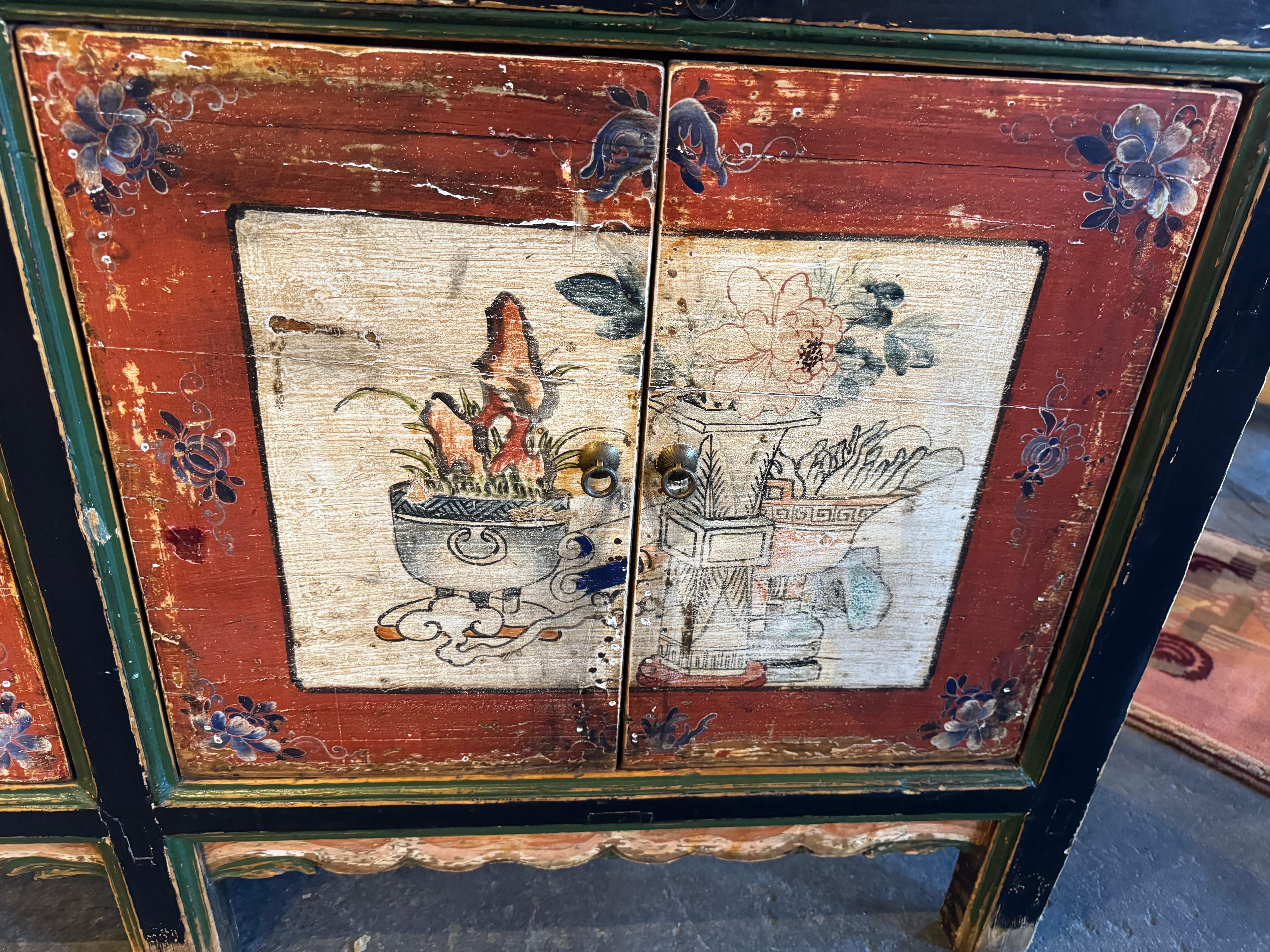 Fin du 19ème siècle Antiquités chinoises Mongolie Cabinet Crédence Abîmé - En vente à Buffalo, NY