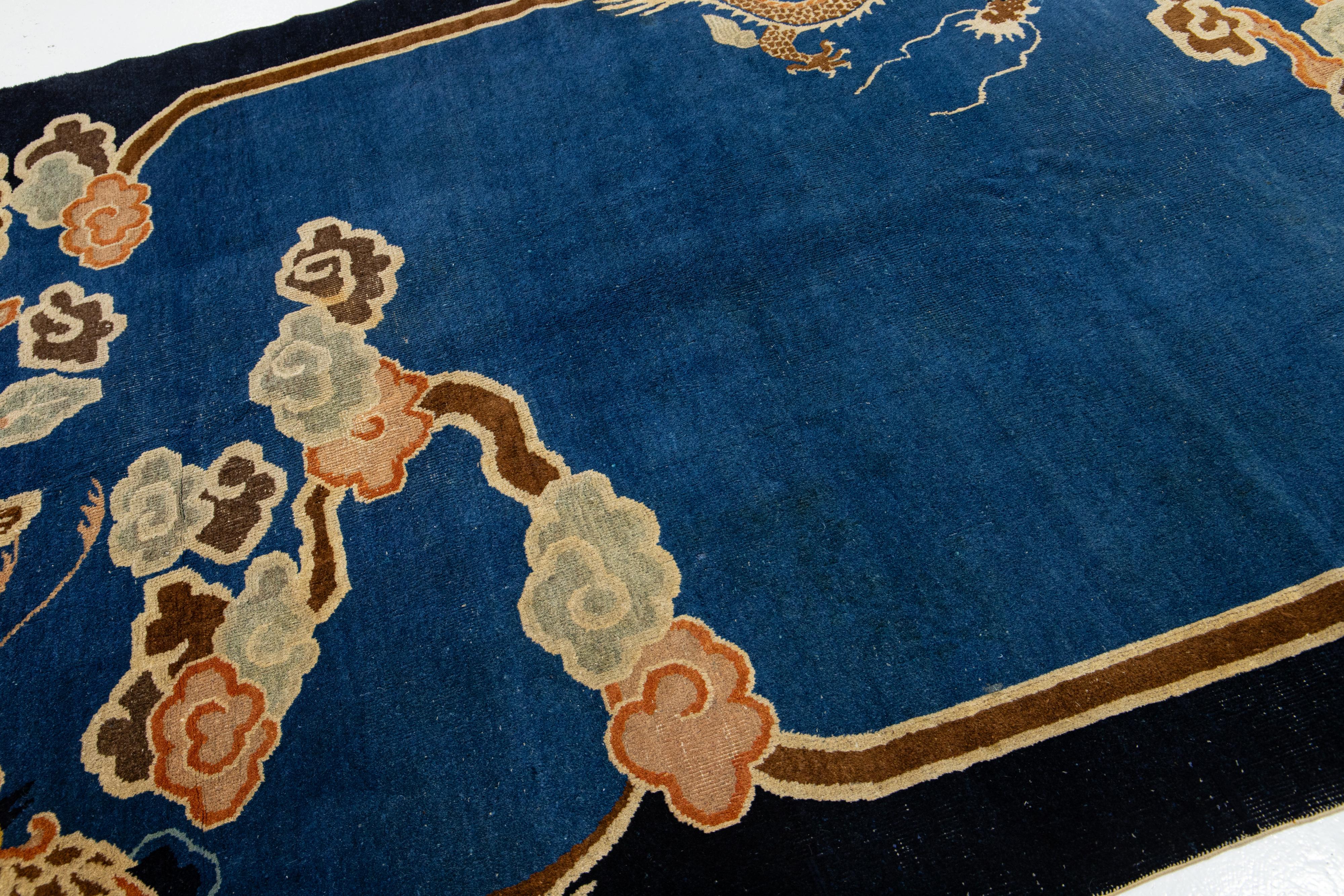 Laine Tapis chinois ancien en laine de Pékin de la fin du XIXe siècle à motif de dragon bleu en vente