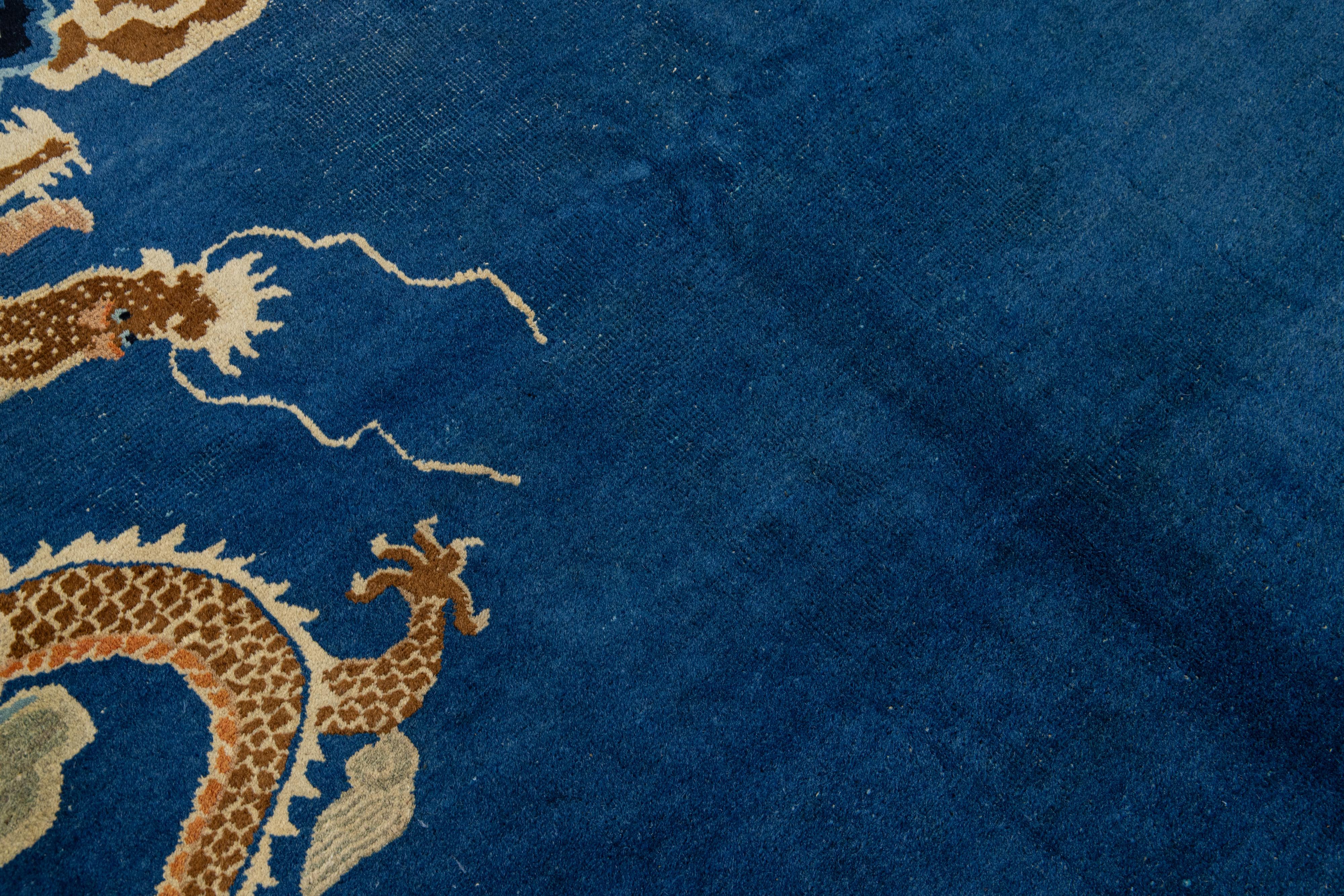 Art déco Tapis chinois ancien en laine de Pékin de la fin du XIXe siècle à motif de dragon bleu en vente