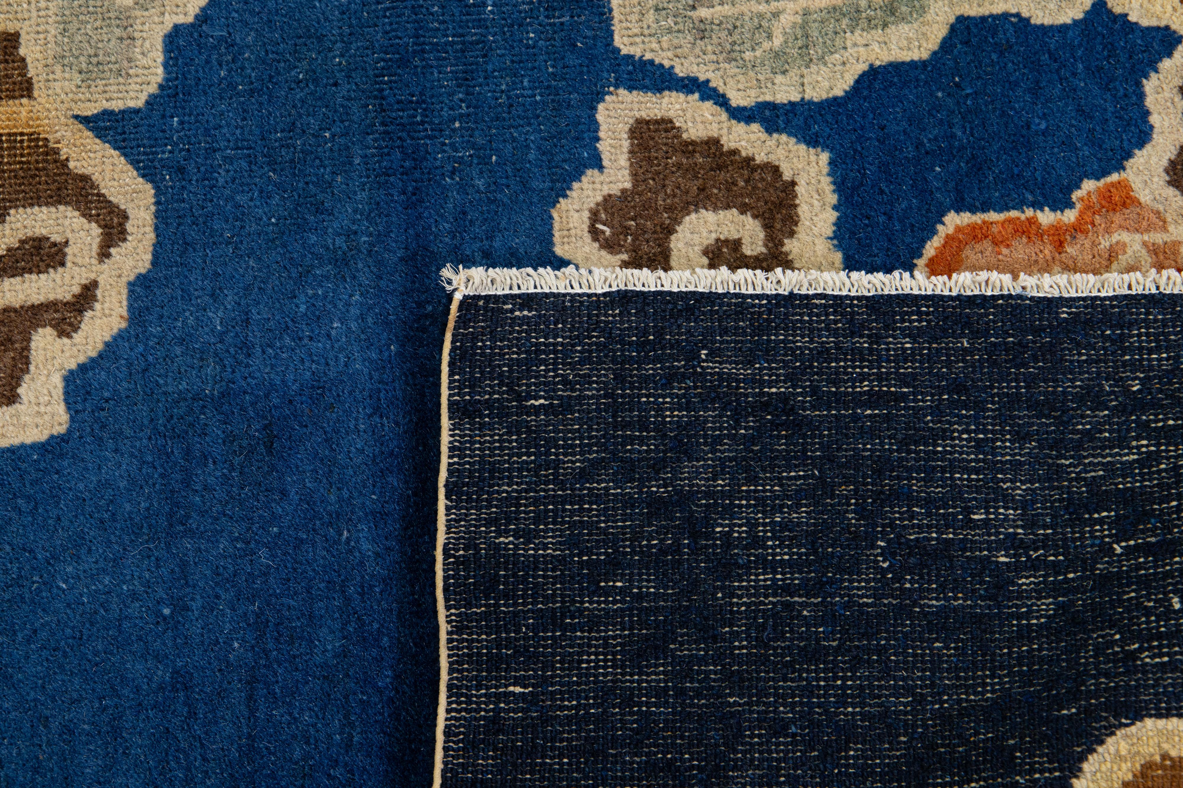 Chinois Tapis chinois ancien en laine de Pékin de la fin du XIXe siècle à motif de dragon bleu en vente