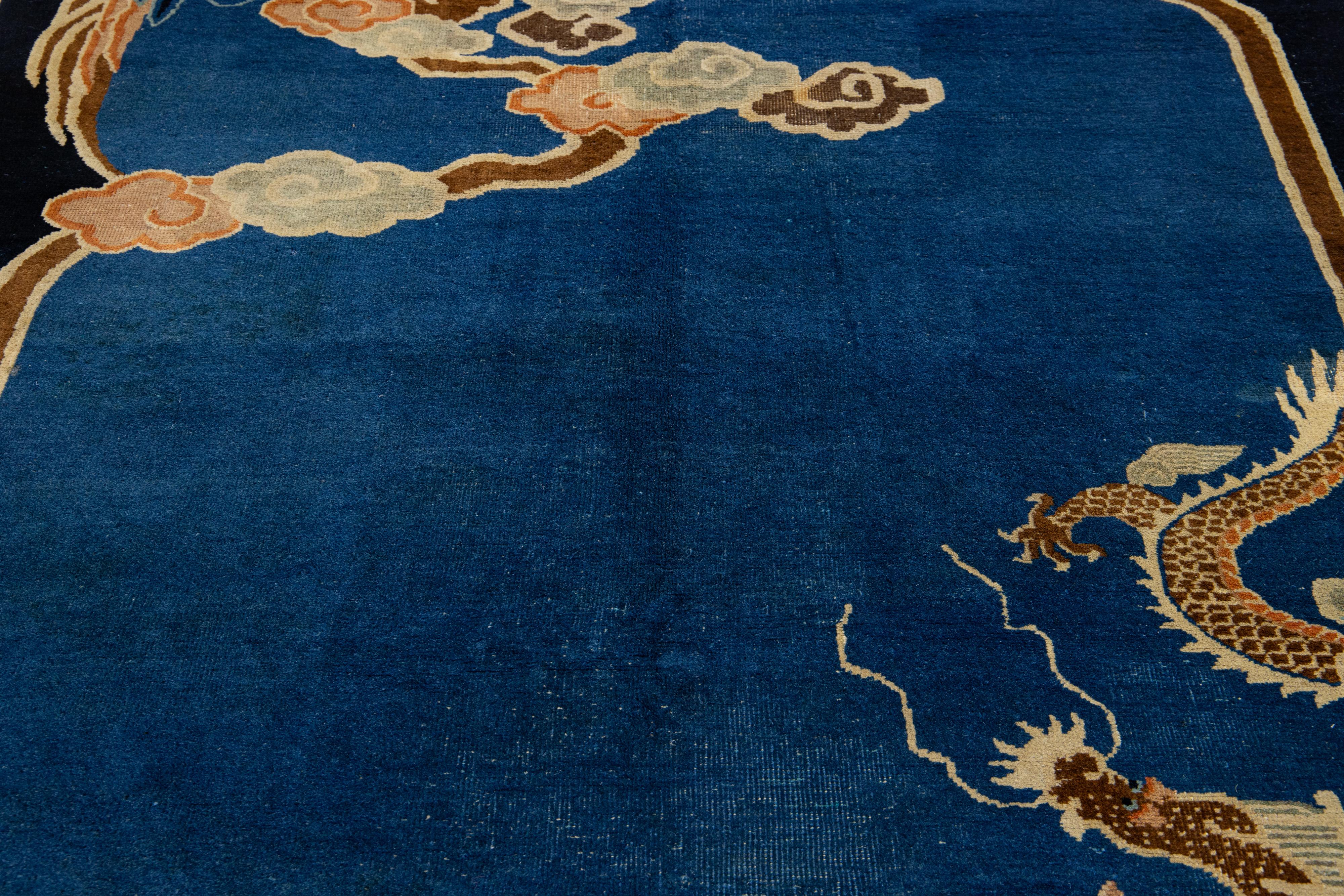 Tapis chinois ancien en laine de Pékin de la fin du XIXe siècle à motif de dragon bleu Excellent état - En vente à Norwalk, CT