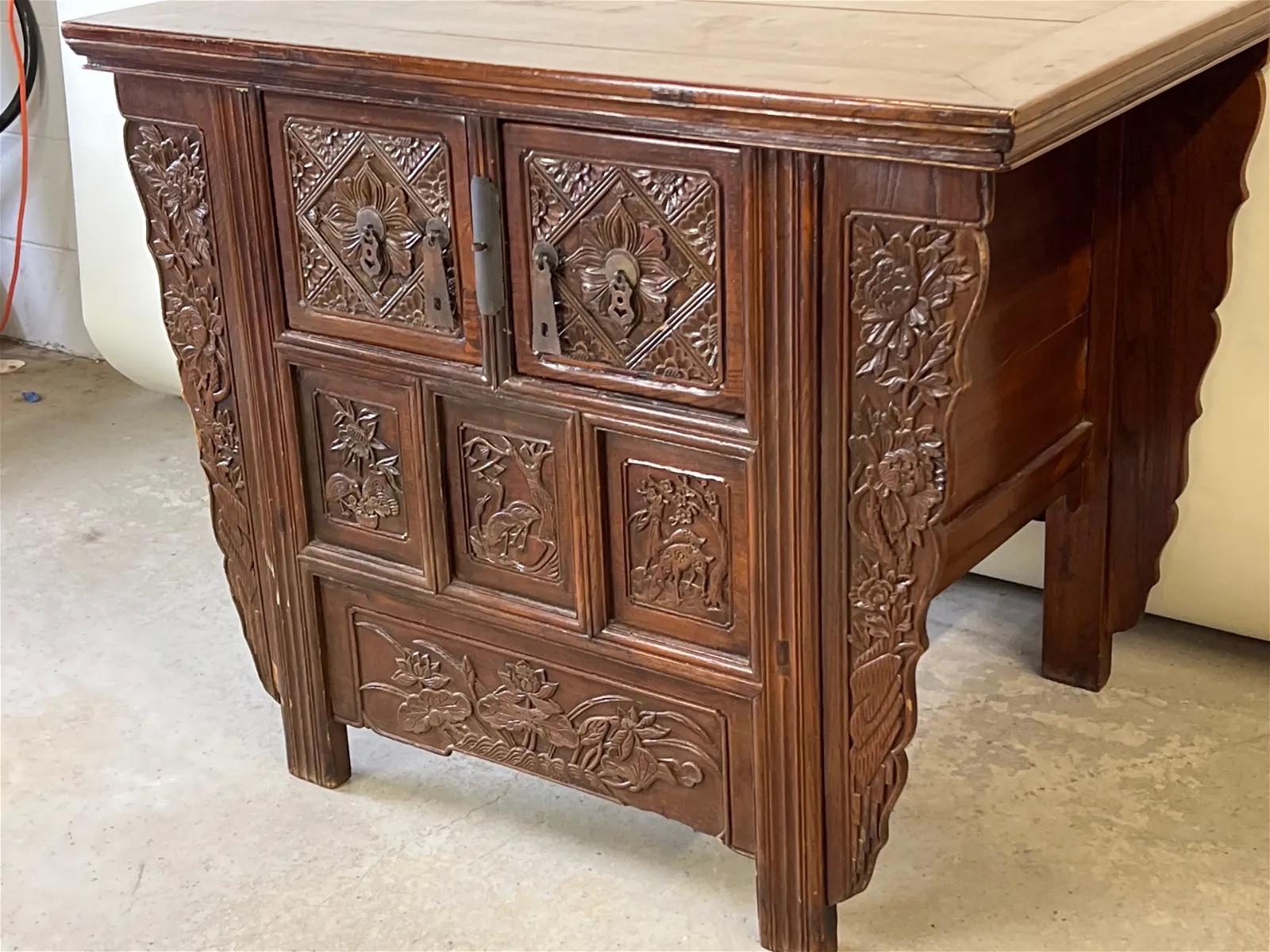 Armadio in legno di olmo intagliato in stile Qing cinese della fine del XIX secolo In condizioni buone in vendita a Elkton, MD