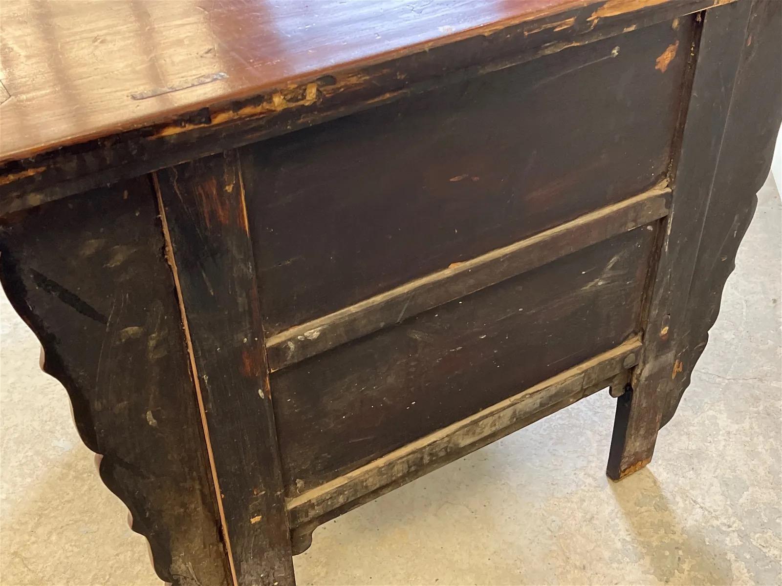 Olmo Armadio in legno di olmo intagliato in stile Qing cinese della fine del XIX secolo in vendita