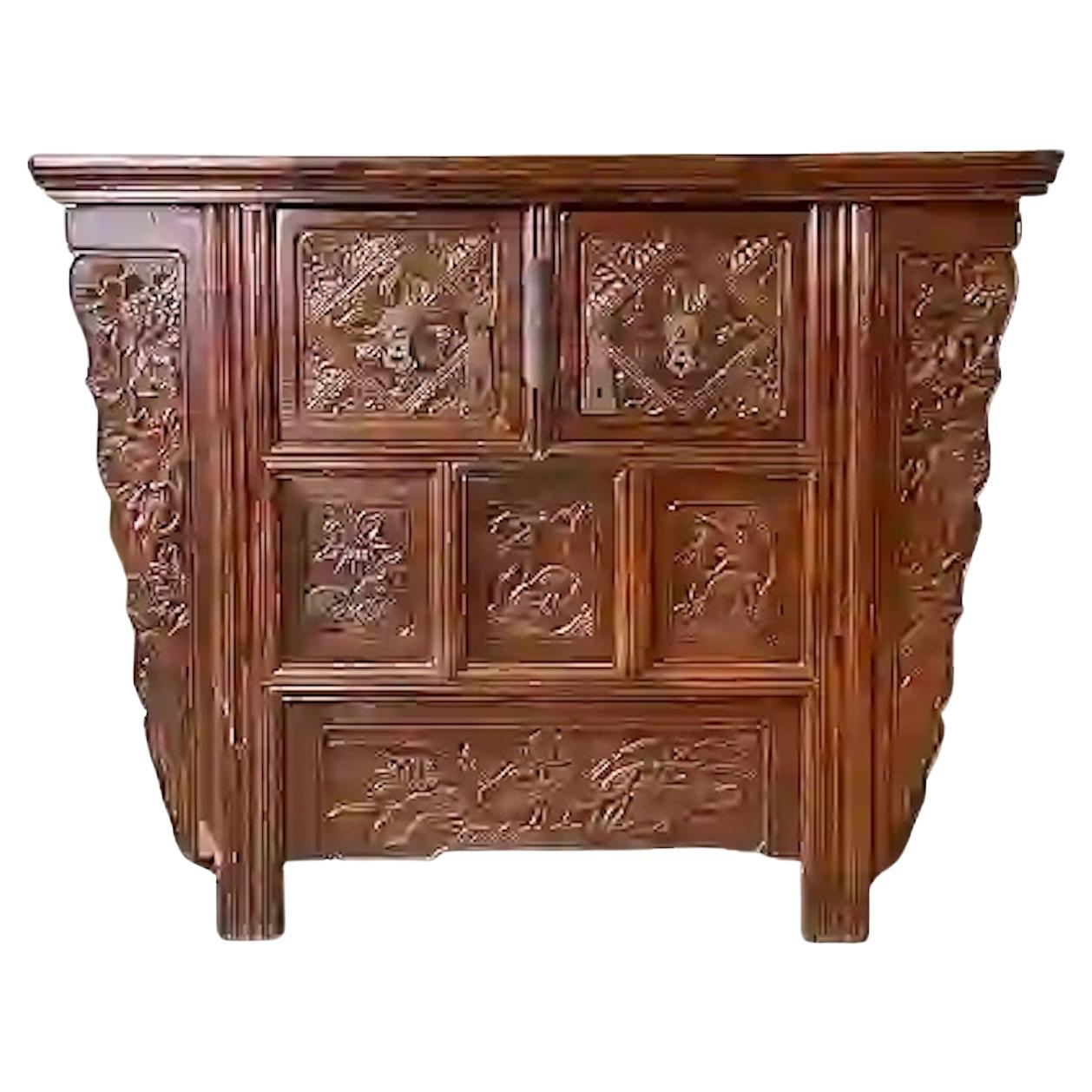 Armadio in legno di olmo intagliato in stile Qing cinese della fine del XIX secolo in vendita