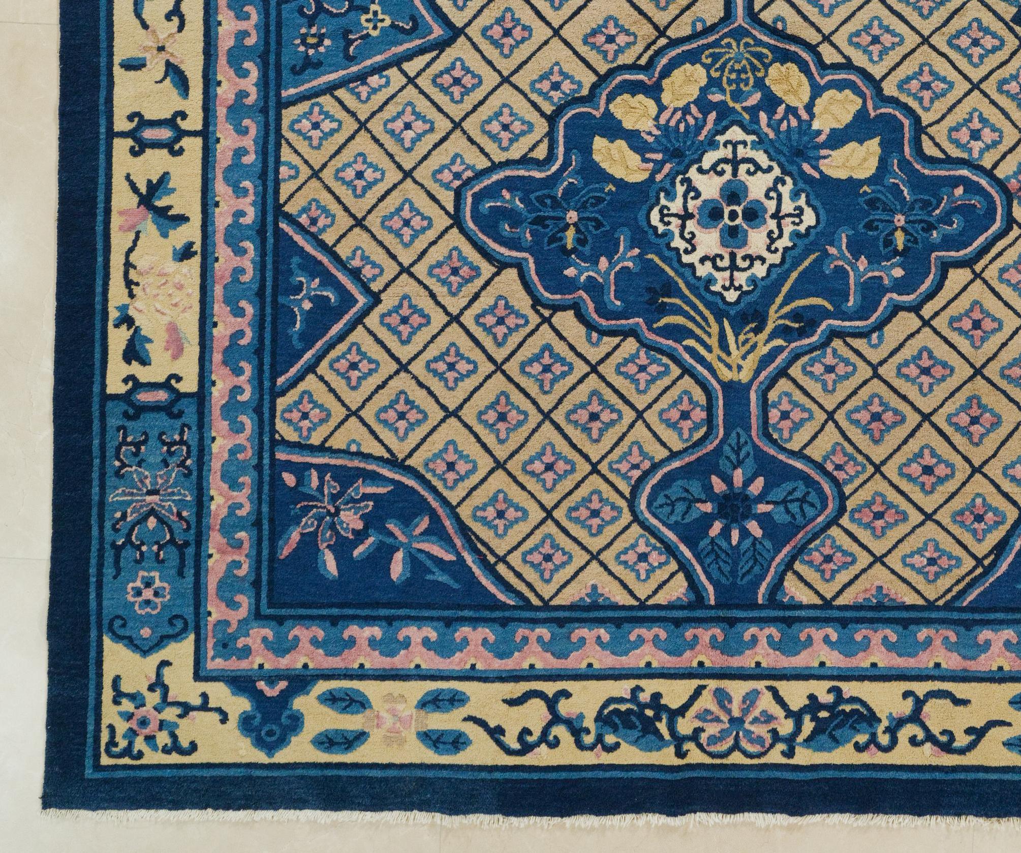 Antiker chinesischer Teppich aus dem späten 19. Jahrhundert, in perfektem Zustand und ohne Reparatur,

Vor langer, langer Zeit wurden die ersten Teppiche für den kaiserlichen Hof in China hergestellt. Das war vor etwa 2.000 Jahren. Die antiken
