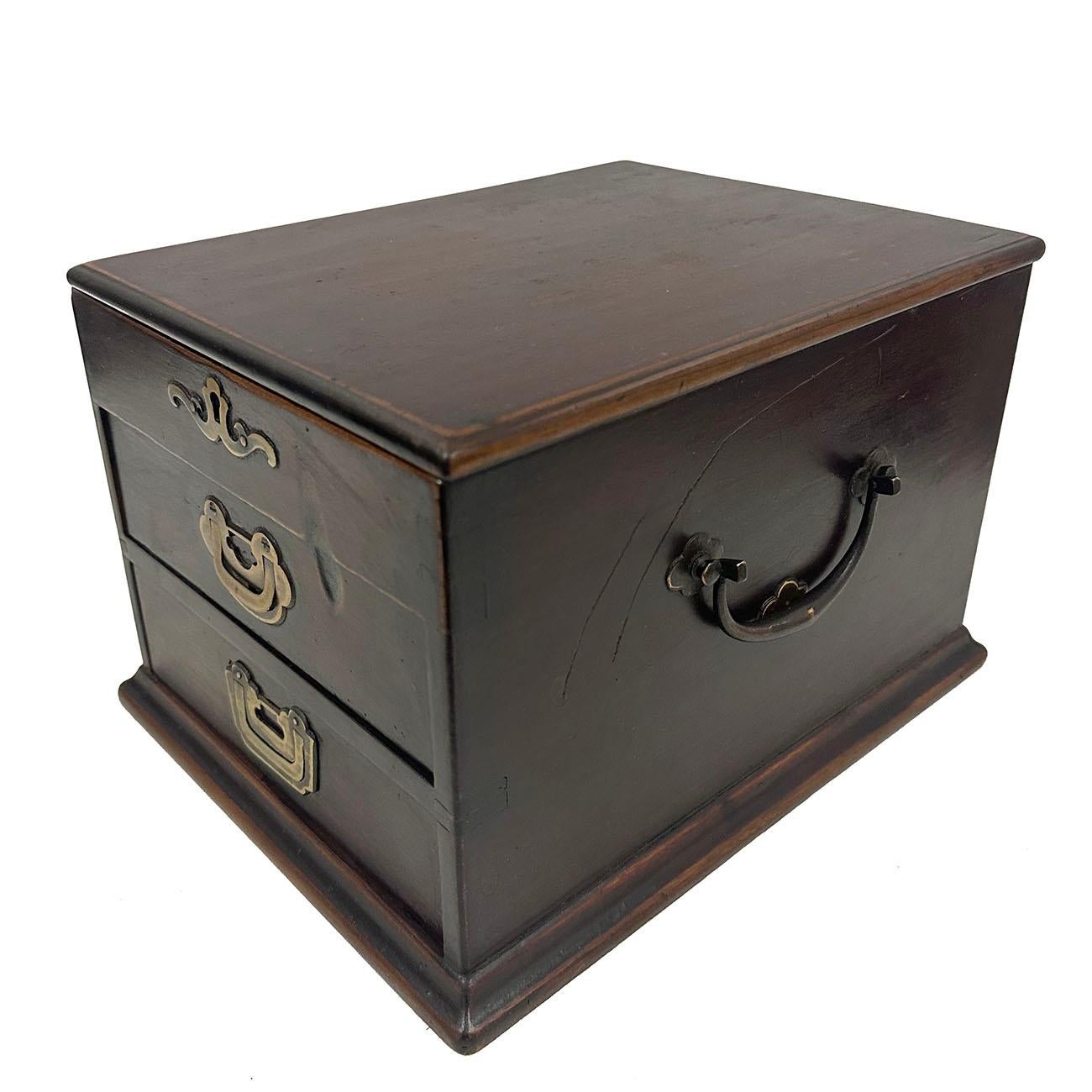 Fin du 19ème siècle, boîte à bijoux chinoise ancienne en bois, boîte à cosmétiques en vente 1