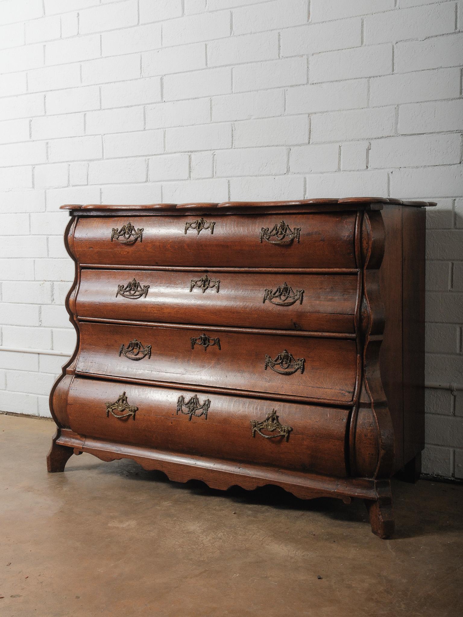 Neobarocco Commodo olandese a bombe in Oak della fine del XIX secolo - Cassettiera in vendita