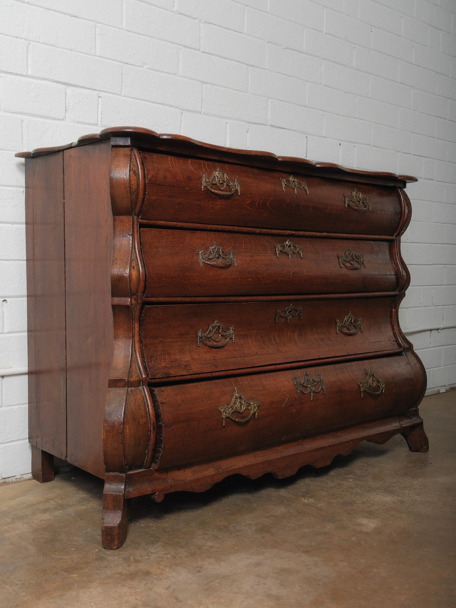 Belga Commodo olandese a bombe in Oak della fine del XIX secolo - Cassettiera in vendita