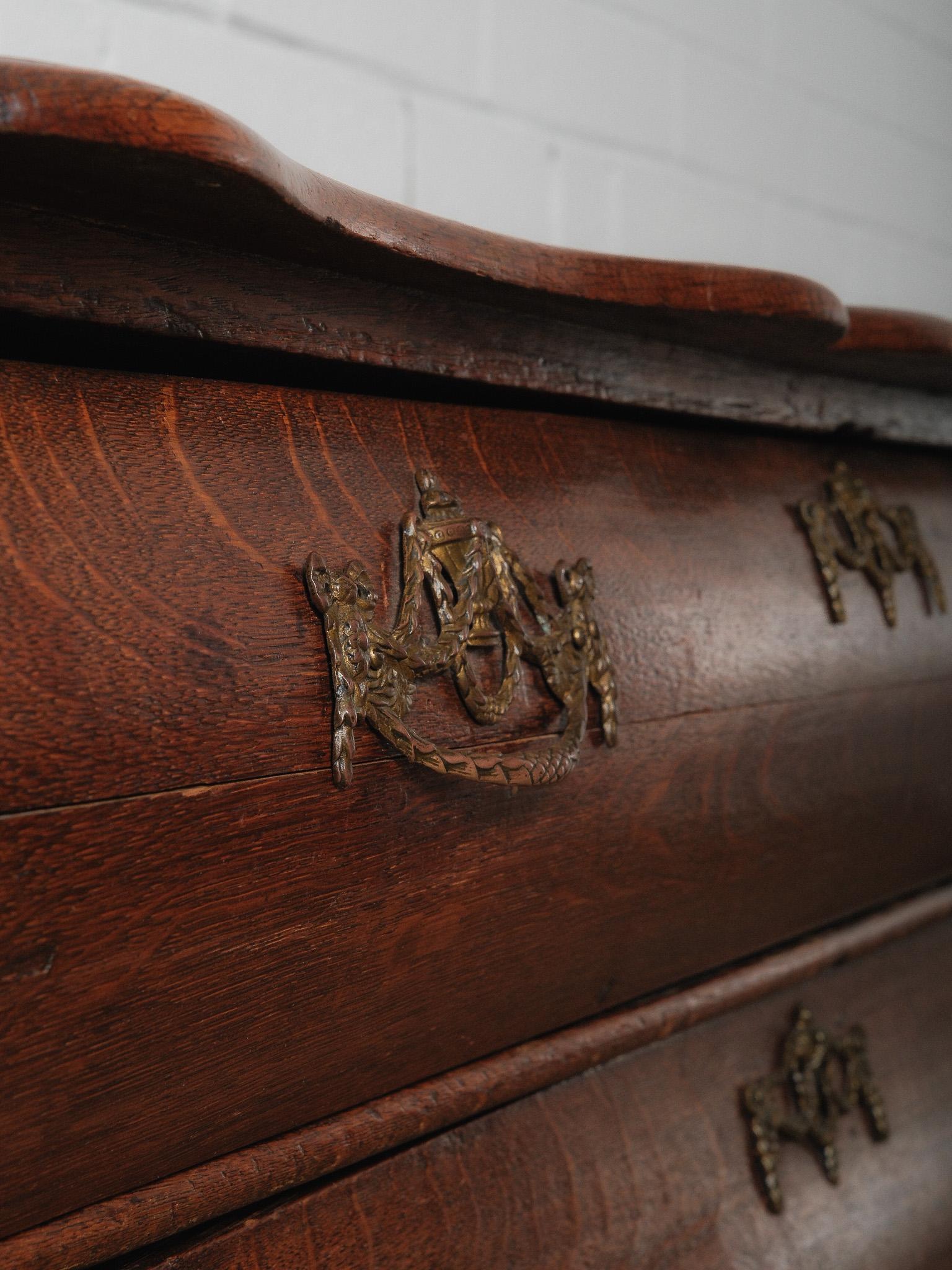 XX secolo Commodo olandese a bombe in Oak della fine del XIX secolo - Cassettiera in vendita