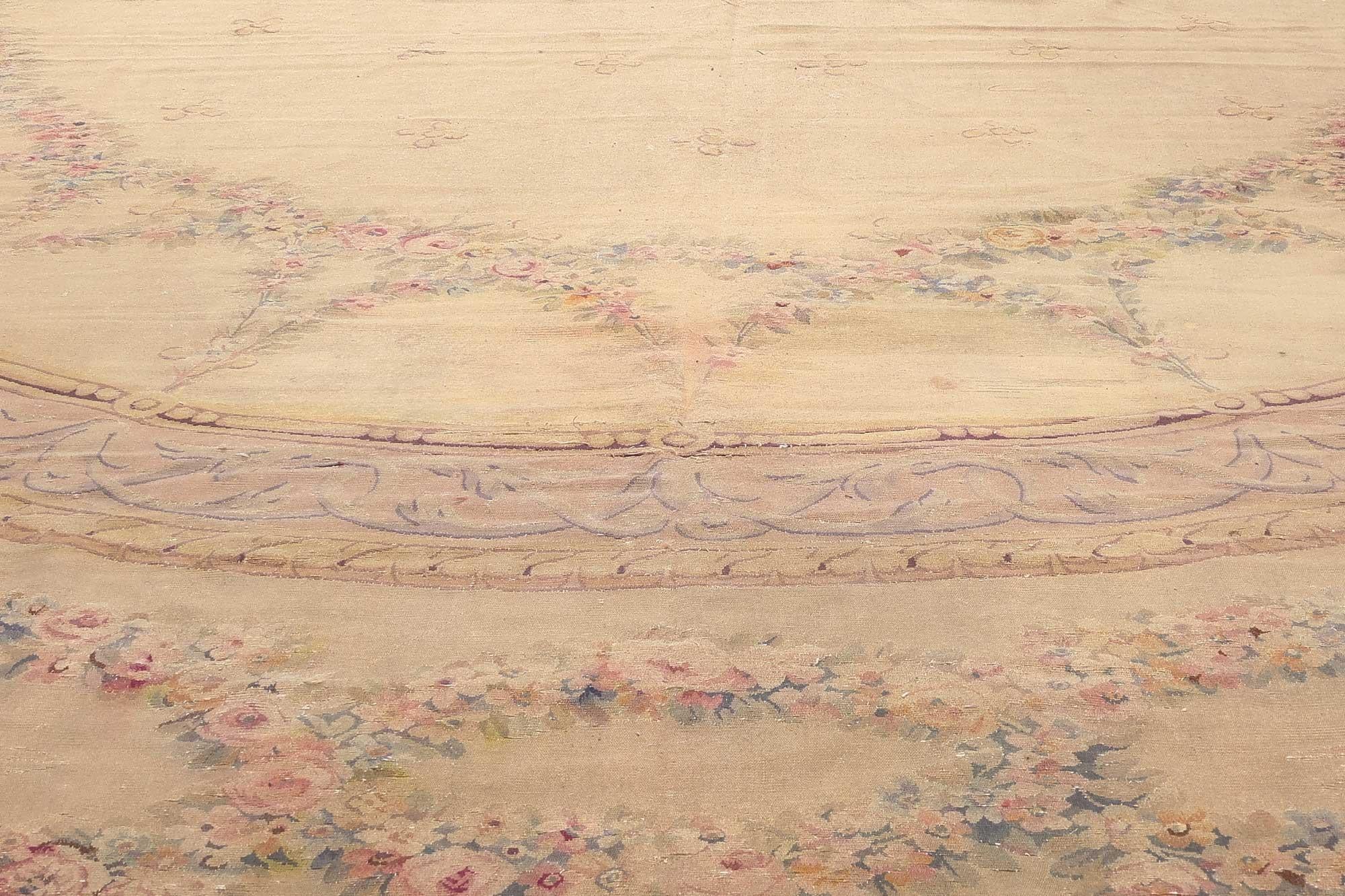 Antiker französischer Aubusson-Teppich des späten 19. Jahrhunderts, Hotel-Lobby-Teppich im Zustand „Starke Gebrauchsspuren“ im Angebot in Dallas, TX