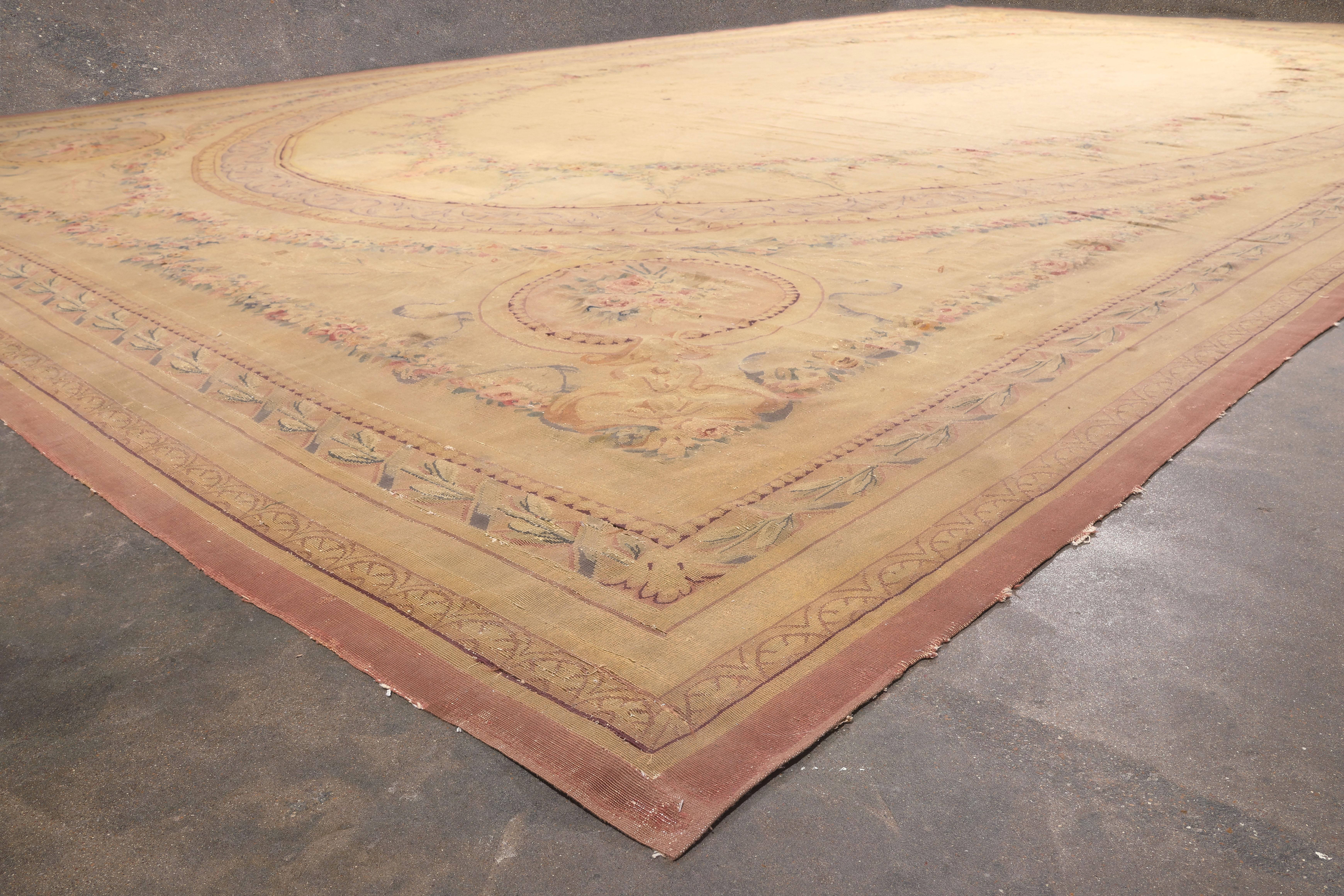 Antiker französischer Aubusson-Teppich des späten 19. Jahrhunderts, Hotel-Lobby-Teppich im Angebot 1
