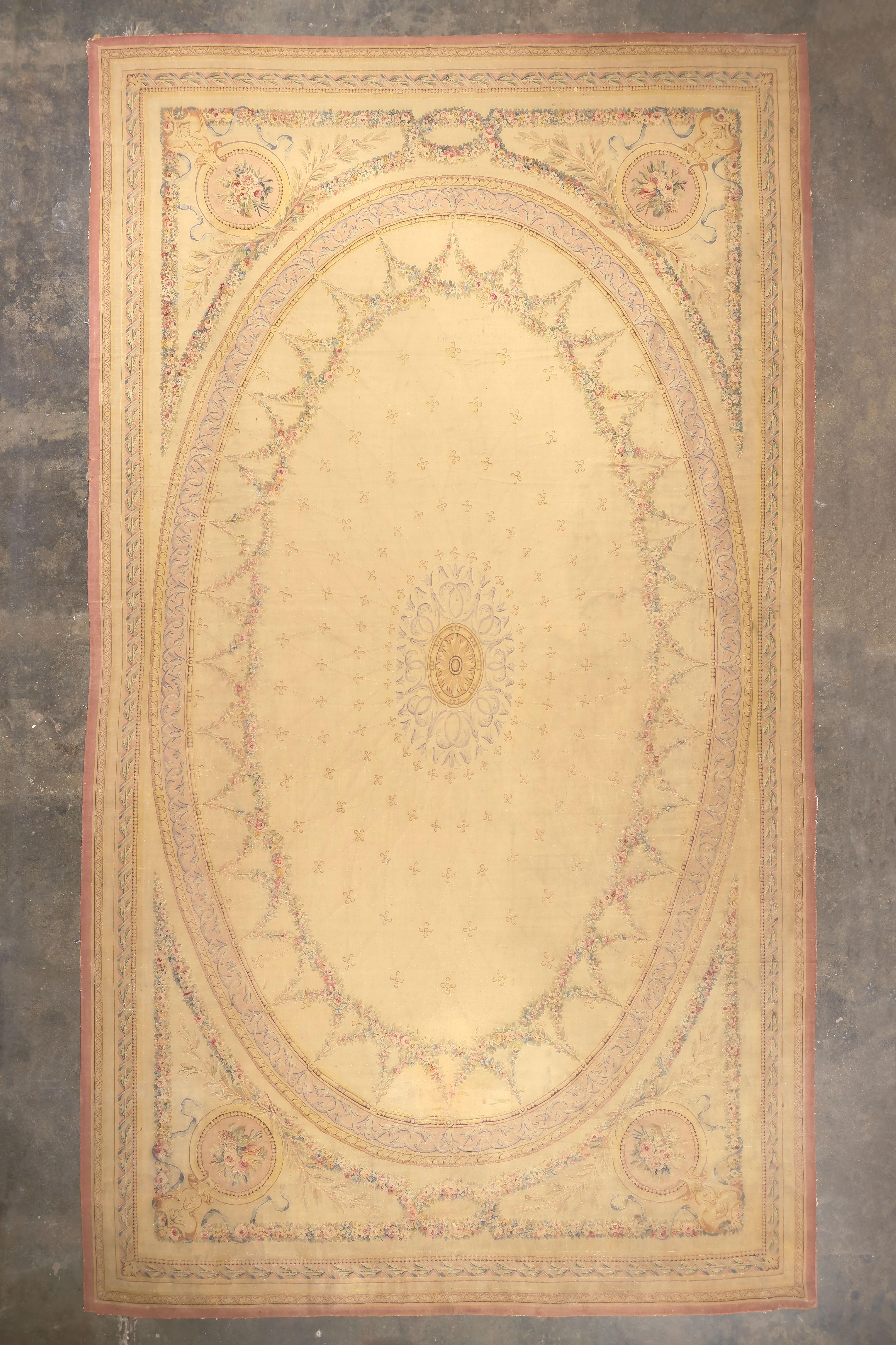 Antiker französischer Aubusson-Teppich des späten 19. Jahrhunderts, Hotel-Lobby-Teppich im Angebot 3