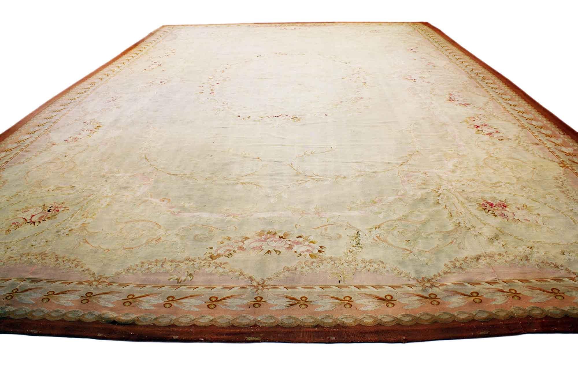 Antiker franzsischer Aubusson-Teppich des spten 19. Jahrhunderts mit romantischem Rokoko-Stil im Zustand „Starke Gebrauchsspuren“ im Angebot in Dallas, TX