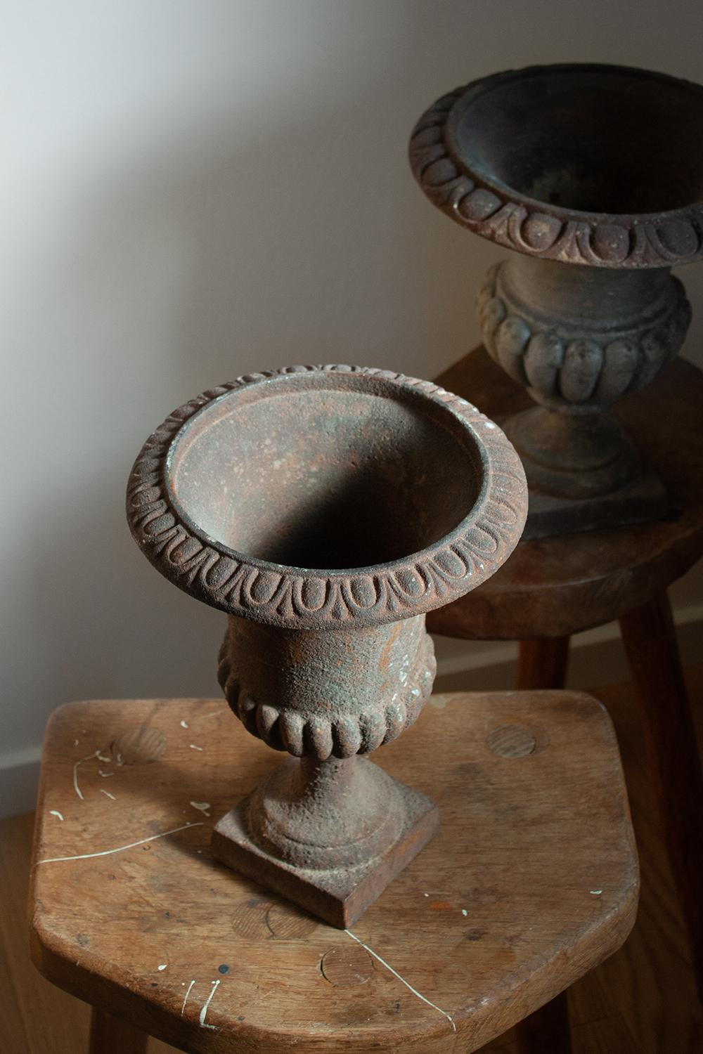 Late 19th Century Antique French Cast Iron Medici Vases Garden Planter Urn In Good Condition In Rümmingen, BW