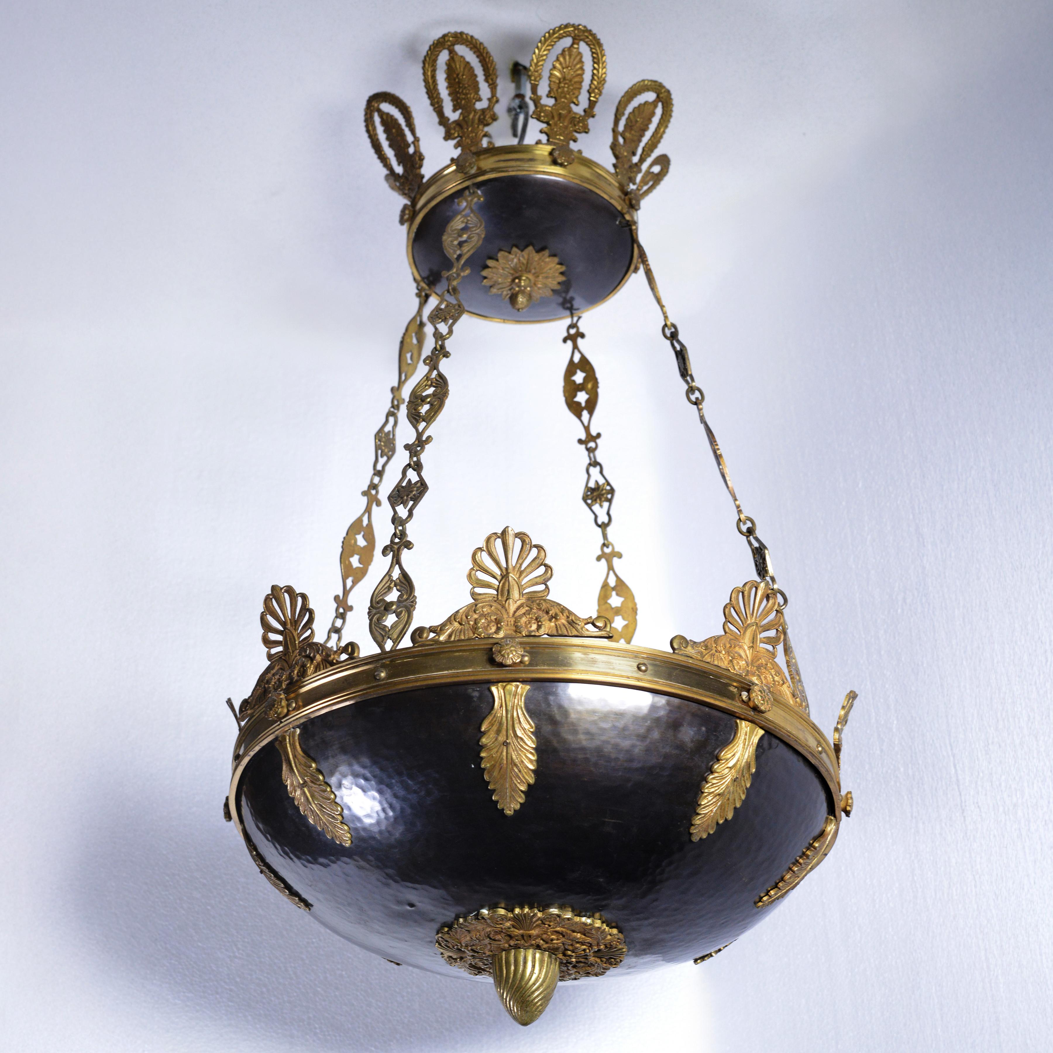 Questo lampadario francese rappresenta un esempio straordinario di arti decorative e applicate del periodo dello Storicismo della fine del XIX secolo, eseguito in stile Impero. Dal punto di vista compositivo, il lampadario presenta una classica