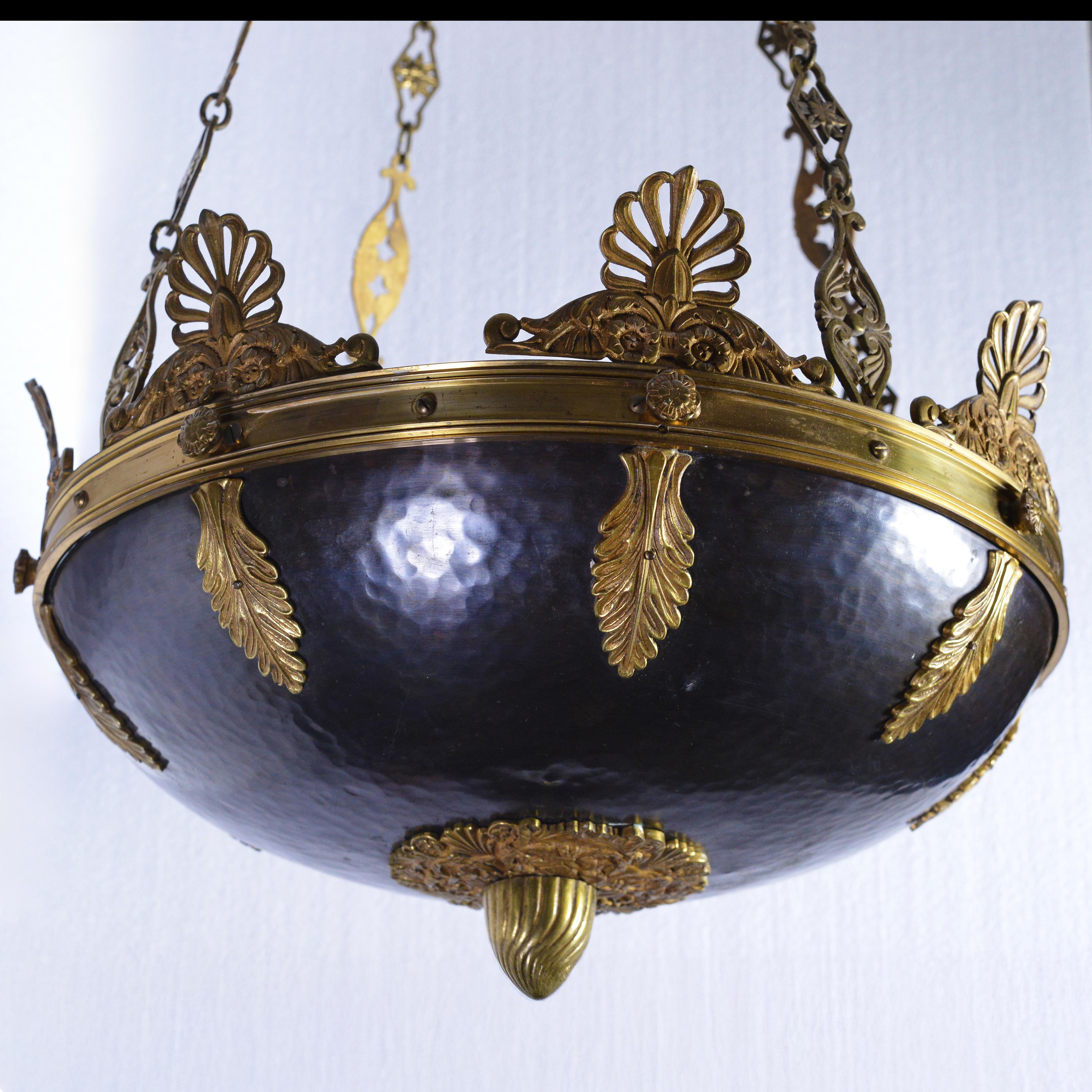 Francese Lampadario francese impero in bronzo patinato e dorato della fine del XIX secolo in vendita