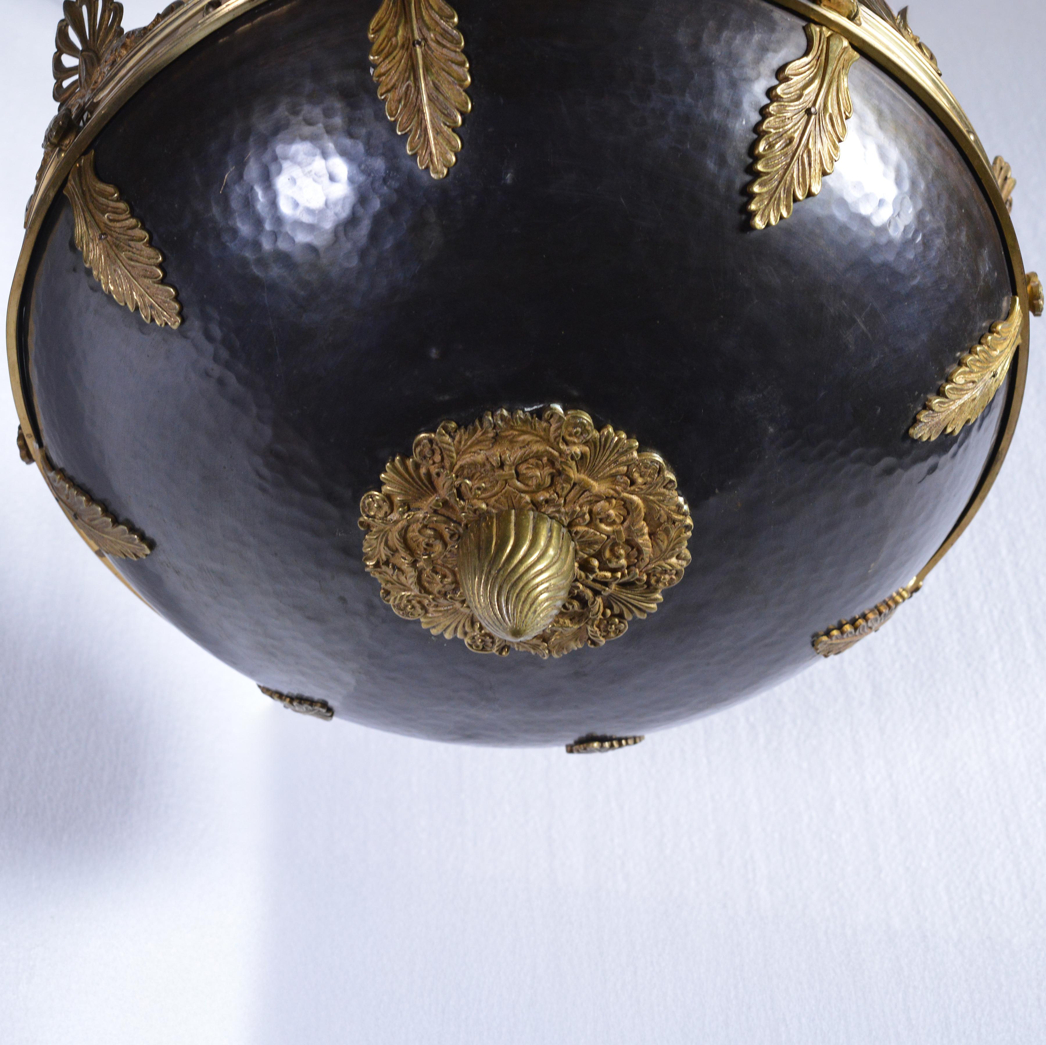 Intagliato a mano Lampadario francese impero in bronzo patinato e dorato della fine del XIX secolo in vendita