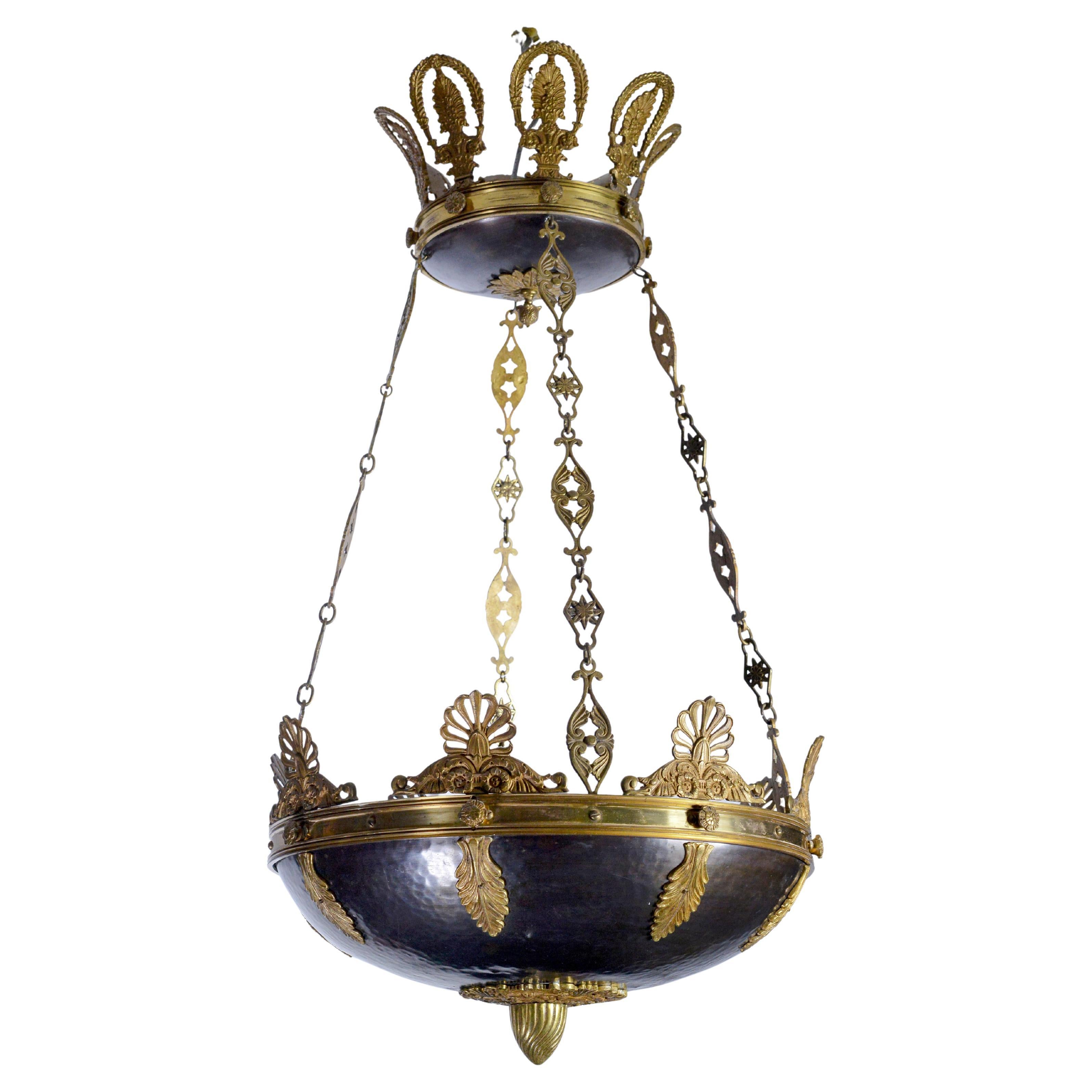 Lampadario francese impero in bronzo patinato e dorato della fine del XIX secolo