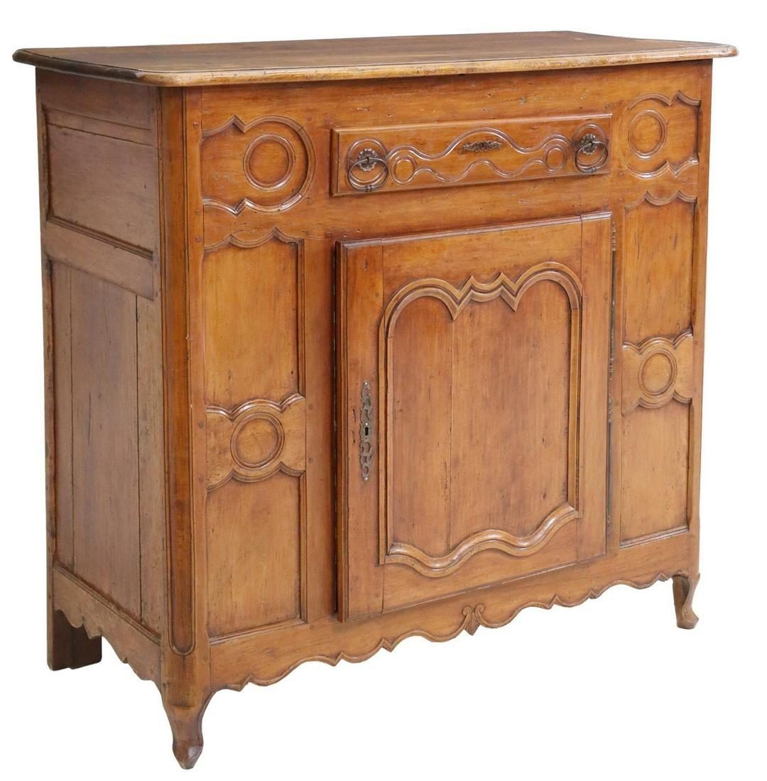 Ancien cabinet de confiturier français en bois fruitier de style Louis XV, fin C.C.. Le meuble présente un plateau rectangulaire arrondi, un tiroir unique, une porte à panneaux, un intérieur ouvert, et repose sur de courts pieds cabriole. Comme pour