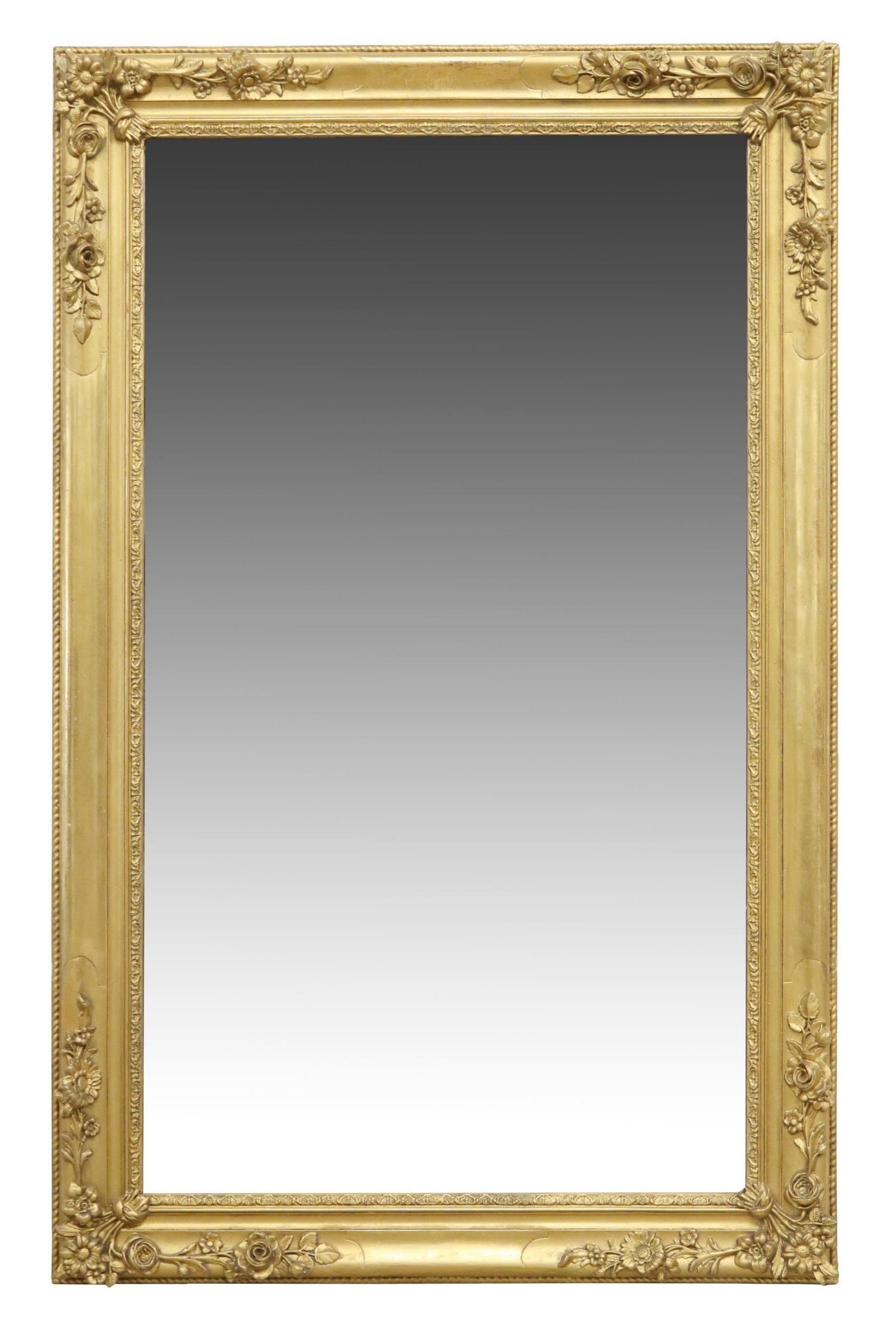 Miroir ancien de style Louis XV en bois doré et composition, C.C. Le miroir présente un cadre rectangulaire, avec des accents floraux, entourant une plaque de miroir plate. La poussière de 