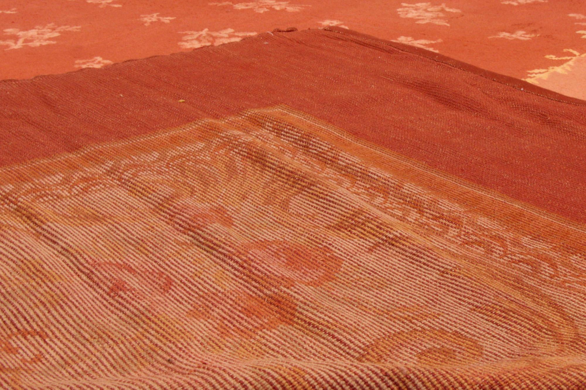 Late 19th Century Antique French Savonnerie Carpet with Traditional Style In Good Condition For Sale In Dallas, TX