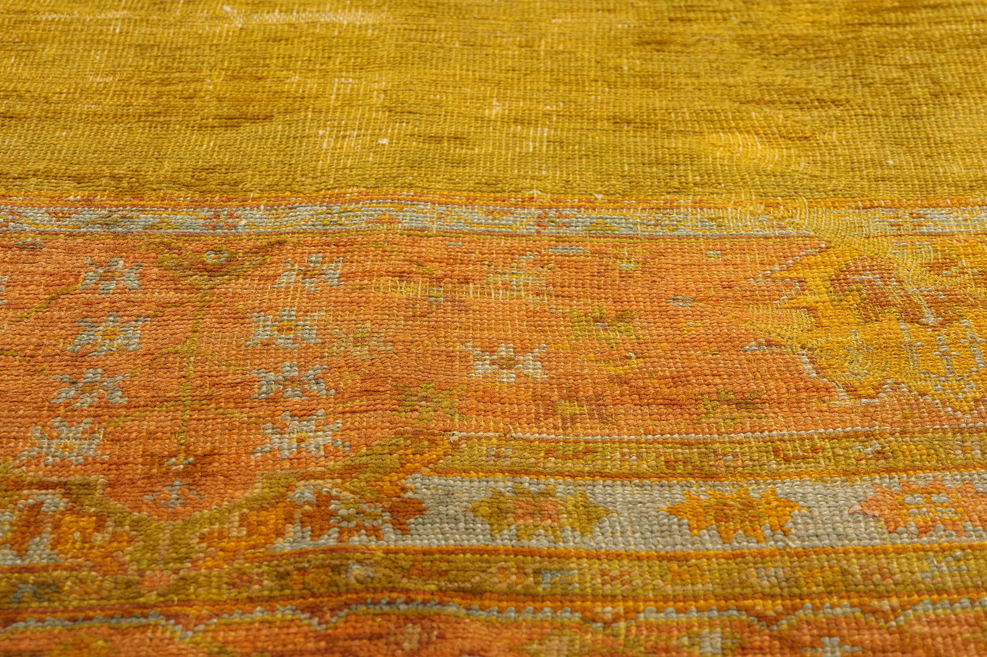 Antiker türkischer Oushak-Teppich aus Gold aus dem späten 19. Jahrhundert im Zustand „Starke Gebrauchsspuren“ im Angebot in Dallas, TX