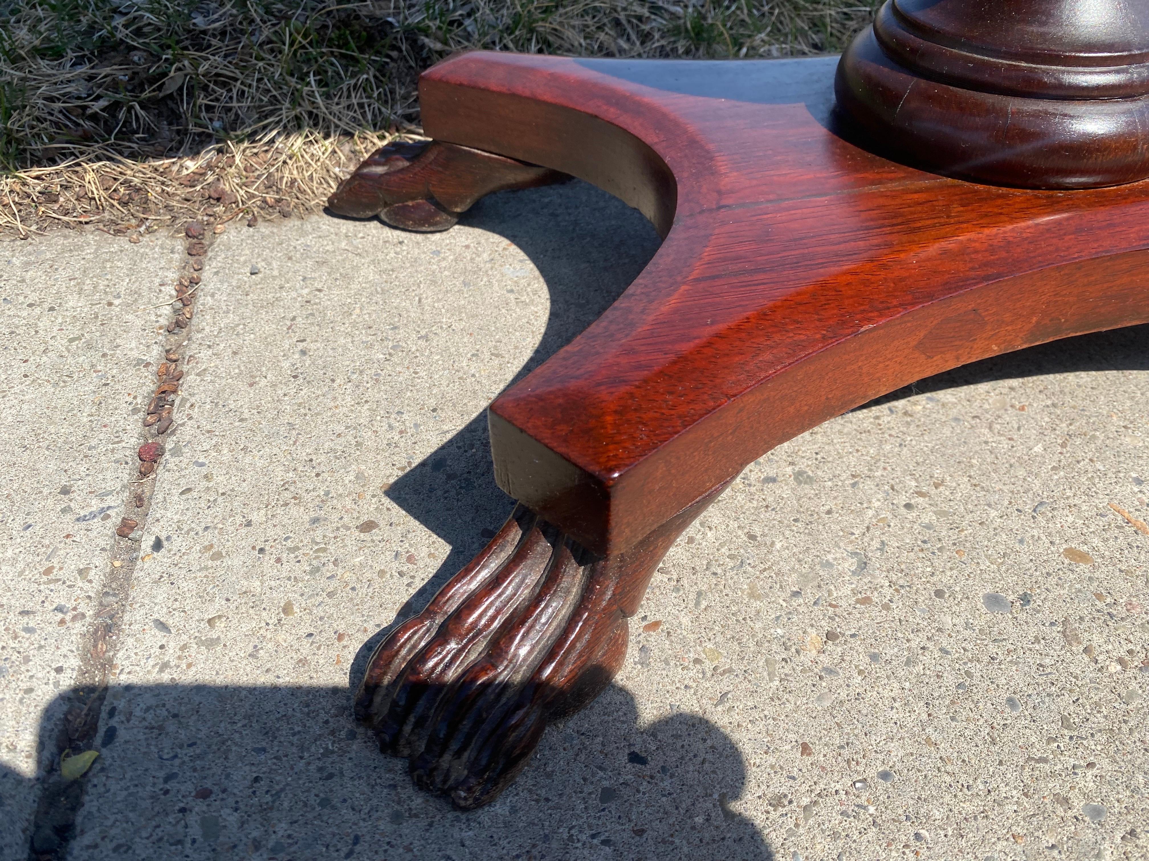 Antiker handgeschnitzter Palisander-Beistelltisch aus dem späten 19. im Zustand „Gut“ im Angebot in Allentown, PA