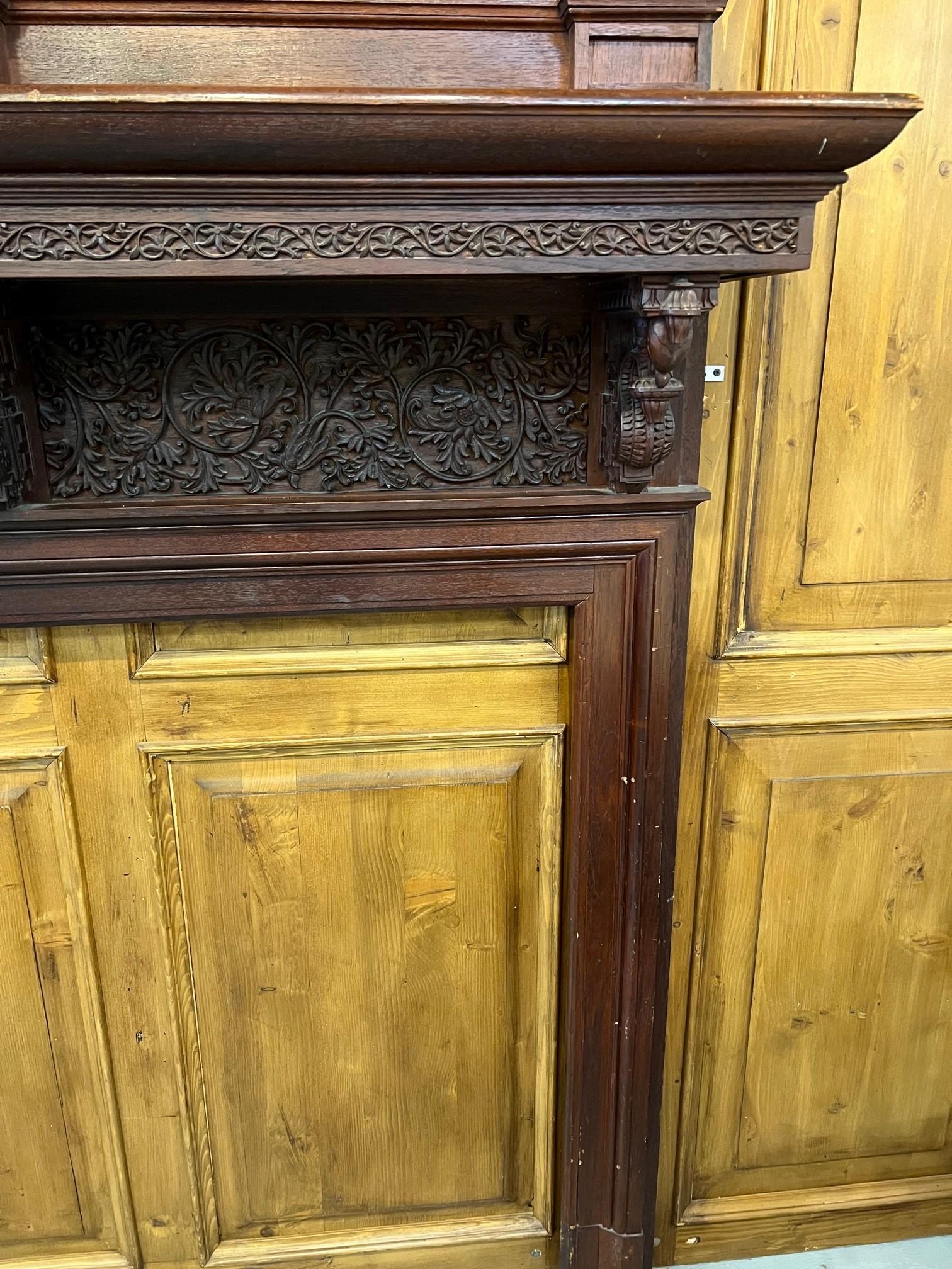 Acajou Cheminée ancienne en bois sculptée à la main de la fin du XIXe siècle en vente