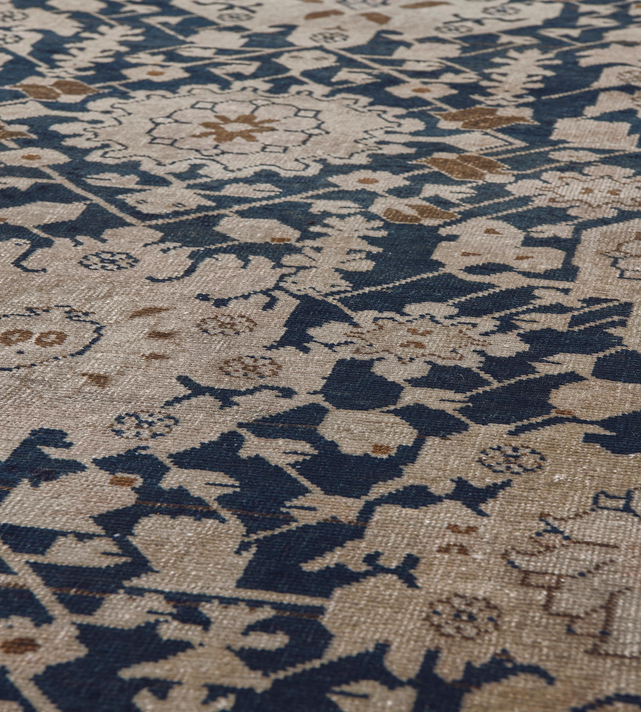 Noué à la main Fin du 19e siècle - Chemin de table antique en laine indigo à motifs floraux Karabagh, tissé à la main en vente