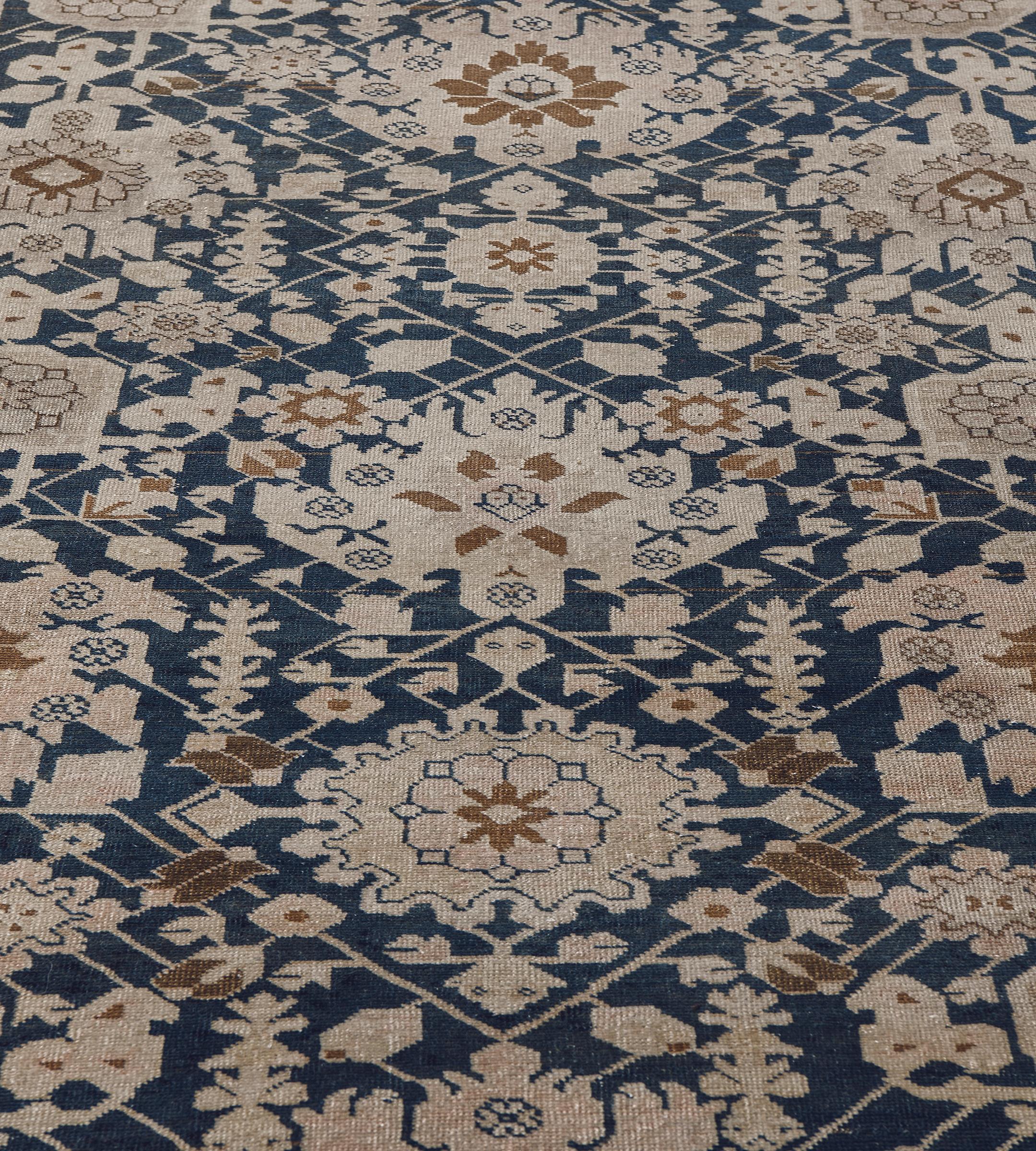 Fin du 19e siècle - Chemin de table antique en laine indigo à motifs floraux Karabagh, tissé à la main Bon état - En vente à West Hollywood, CA