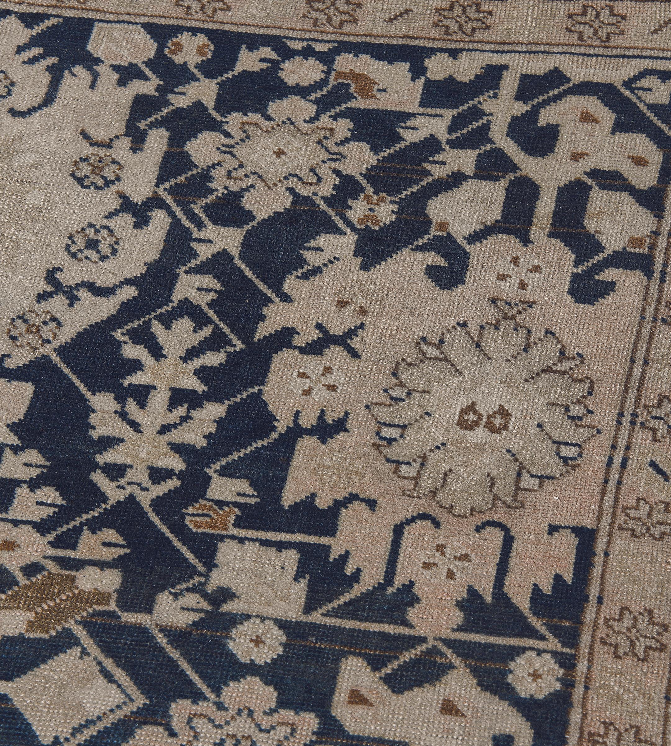 XIXe siècle Fin du 19e siècle - Chemin de table antique en laine indigo à motifs floraux Karabagh, tissé à la main en vente