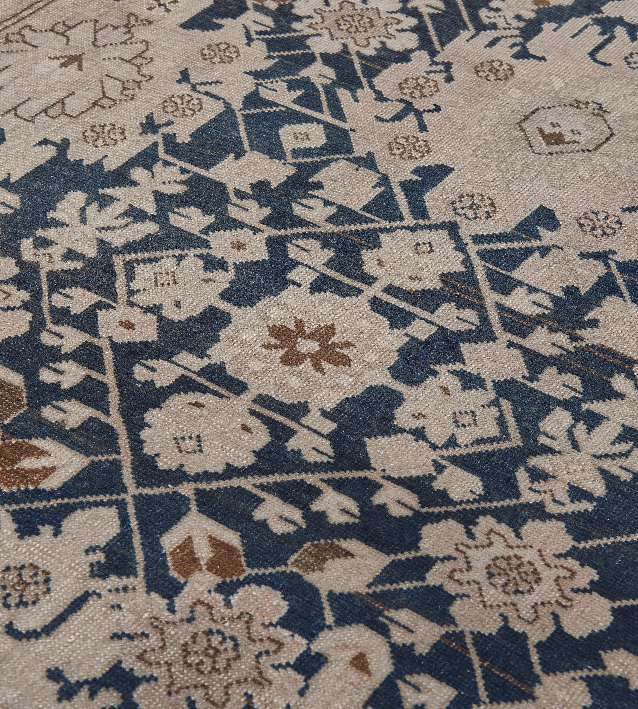 Fin du 19e siècle - Chemin de table antique en laine indigo à motifs floraux Karabagh, tissé à la main en vente 1