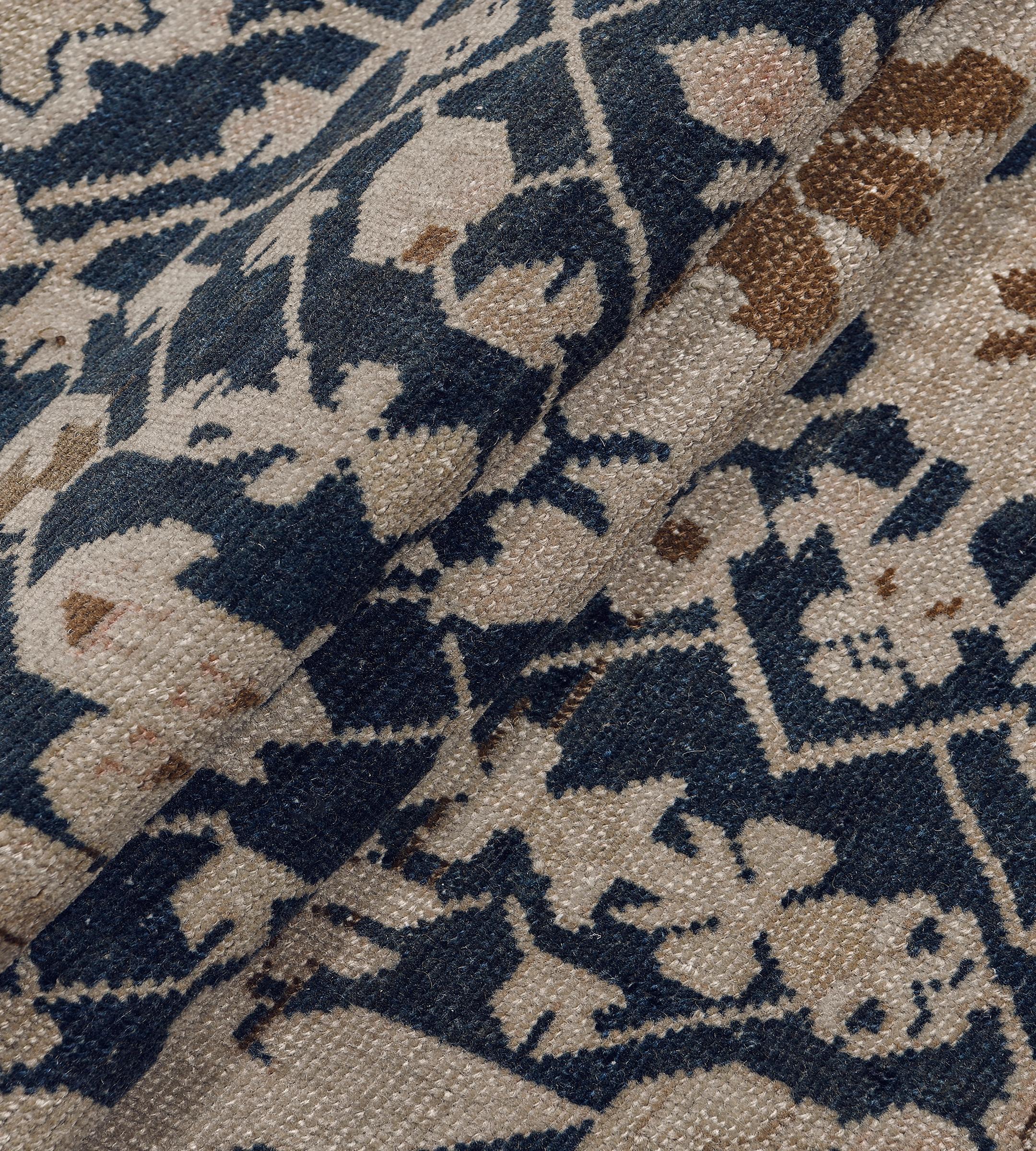 Fin du 19e siècle - Chemin de table antique en laine indigo à motifs floraux Karabagh, tissé à la main en vente 2