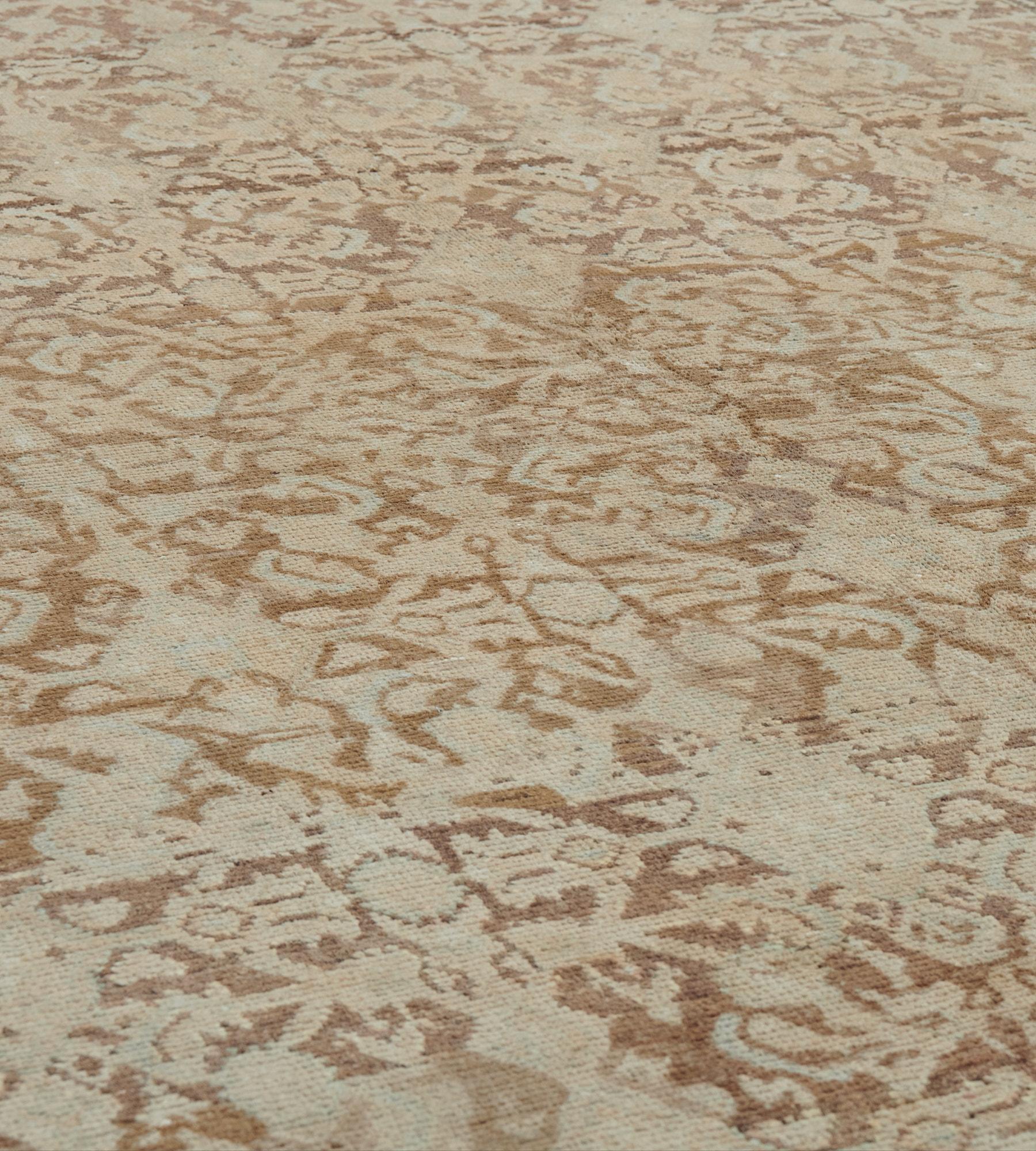 Ce tapis ancien de Malayer a un champ brun renard avec un motif herati audacieux ivoire et gris tendre, dans une bordure ivoire de fleurs et de feuilles angulaires entre des bandes de fleurs et de rubans marron taupe, avec une bande extérieure