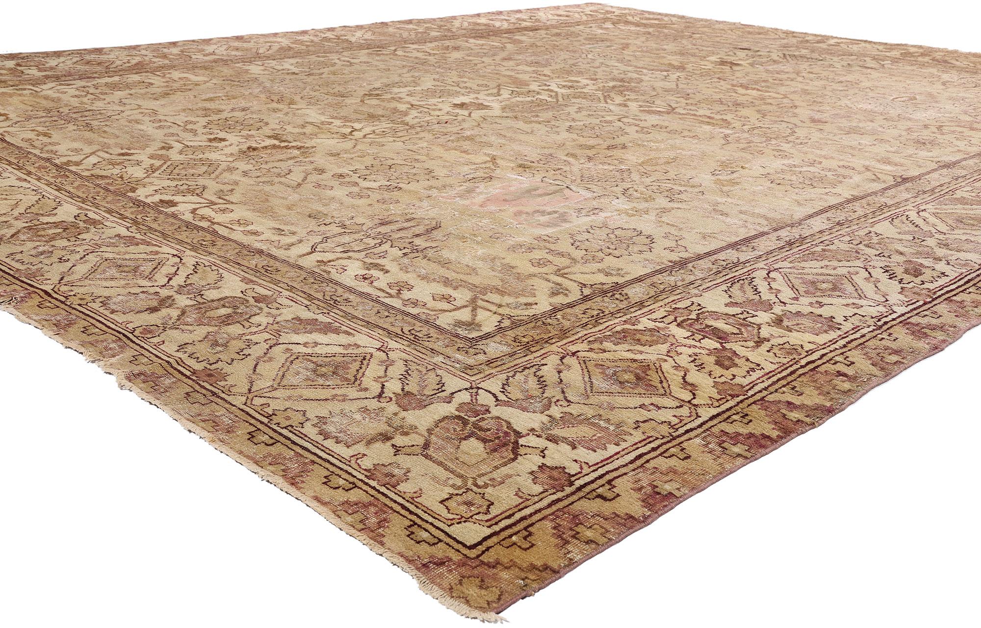 74351 Alfombra antigua india Agra de finales del siglo XIX, 11'04 x 14'00. En el dorado silencio del crepúsculo de la India bajo el dominio británico, nació esta majestuosa alfombra de Agra anudada a mano, un eco tejido de la grandeza mogol