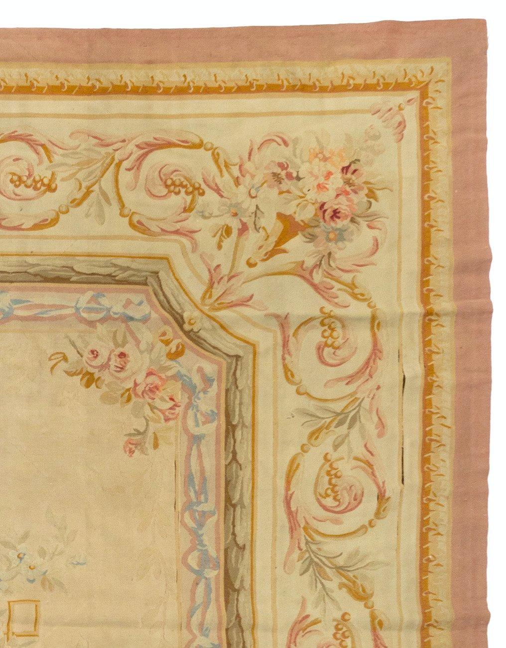 Dies ist eine schöne antike 19. Jahrhundert Elfenbein und beige floralen Französisch Aubusson Teppich aus den 1880er Jahren und handgewebt in Frankreich. Es ist in ausgezeichnetem Zustand angesichts seines Alters und misst: 9,10 x 12,5 ft.



 