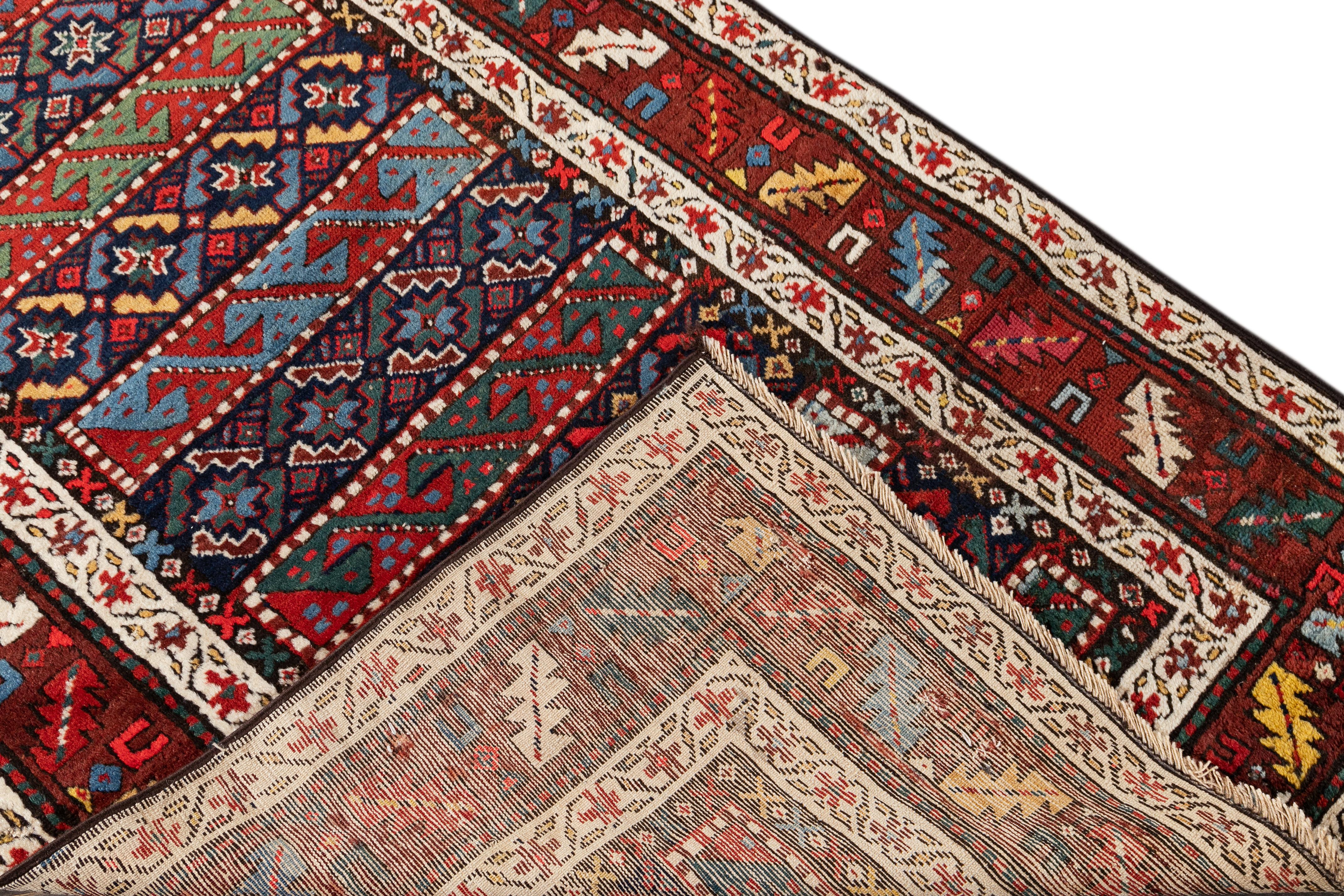 Wunderschöner antiker, handgeknüpfter Läufer aus Kazak-Wolle mit rotem Feld, blauen und elfenbeinfarbenen Akzenten in einem herrlichen geometrischen Allover-Muster.



Dieser Teppich misst: 3'9