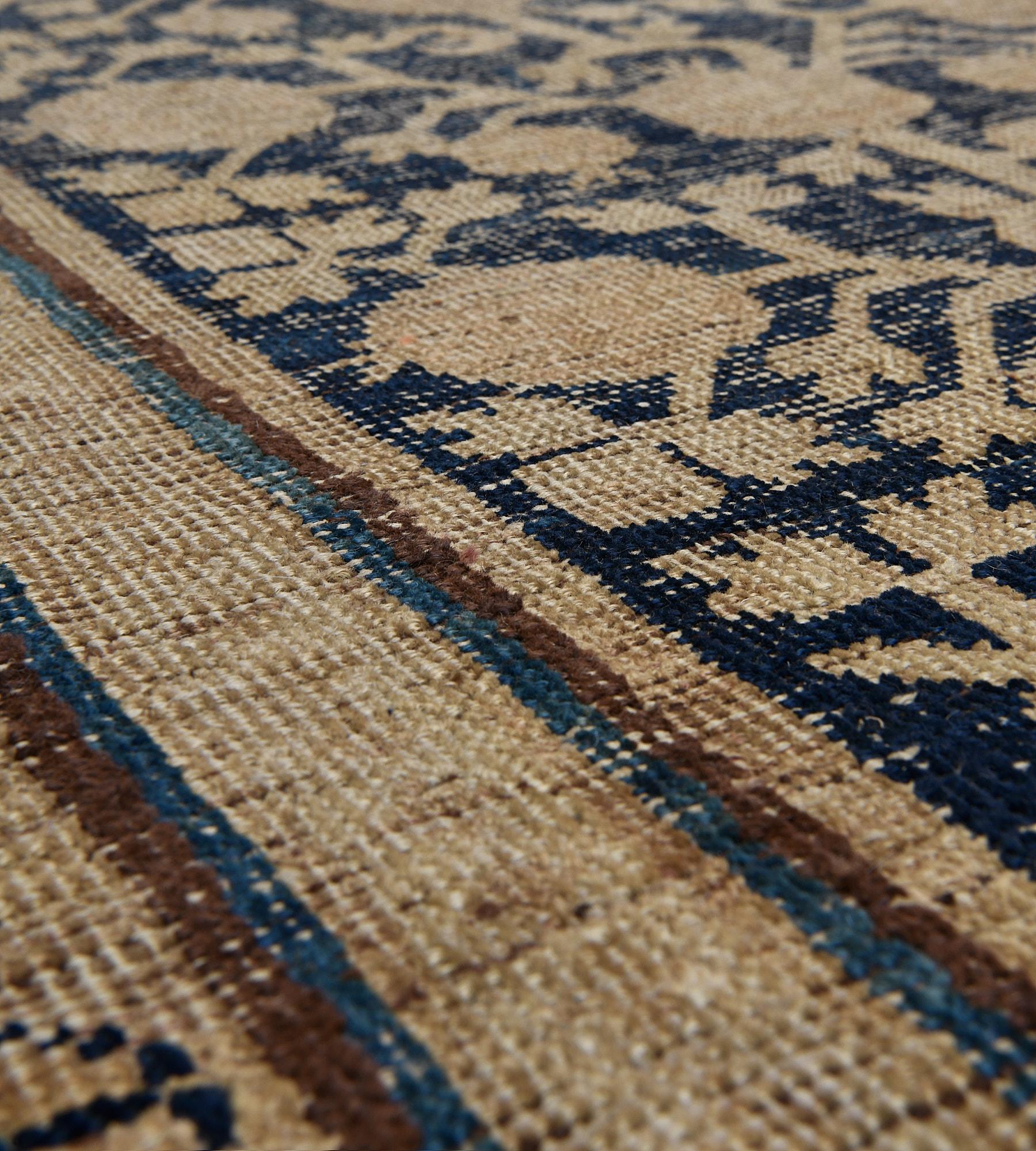 Antiker Khotan-Teppich aus Ostturkestan aus dem späten 19. Jahrhundert (Ostturkestanisch) im Angebot