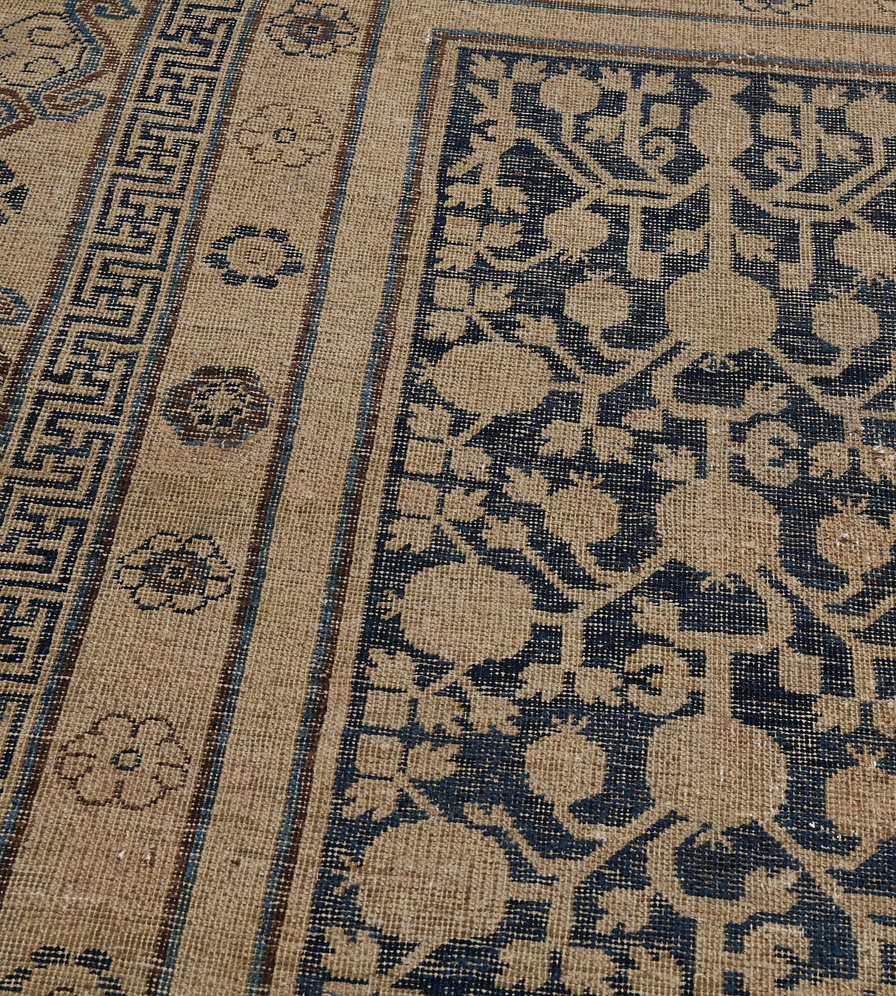 Antiker Khotan-Teppich aus Ostturkestan aus dem späten 19. Jahrhundert im Angebot 1