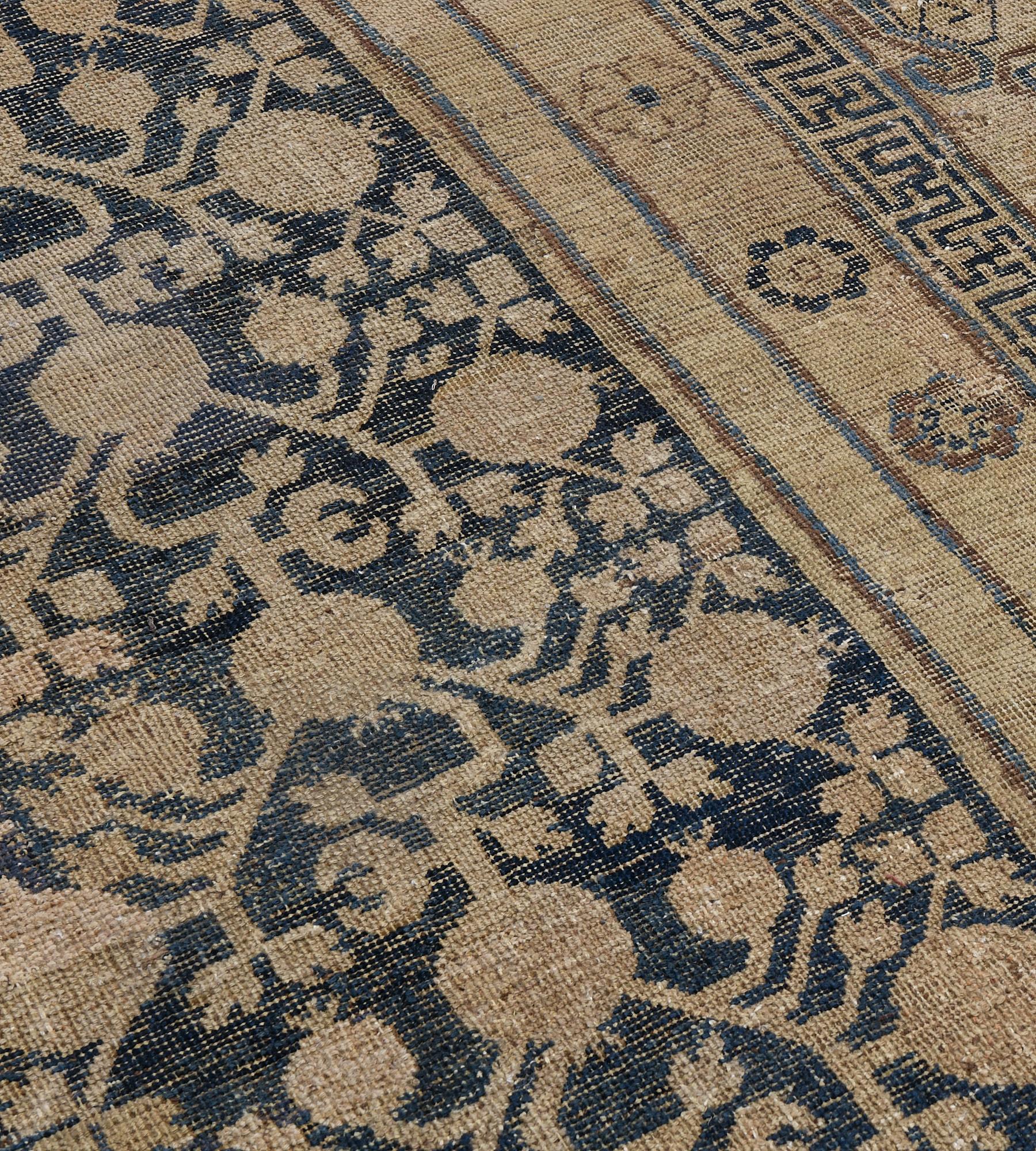 Antiker Khotan-Teppich aus Ostturkestan aus dem späten 19. Jahrhundert im Angebot 2
