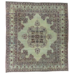 Tapis Lavar Kerman ancien de la fin du XIXe siècle ivoire squarish avec médaillon de 25,4 x 30,4 cm